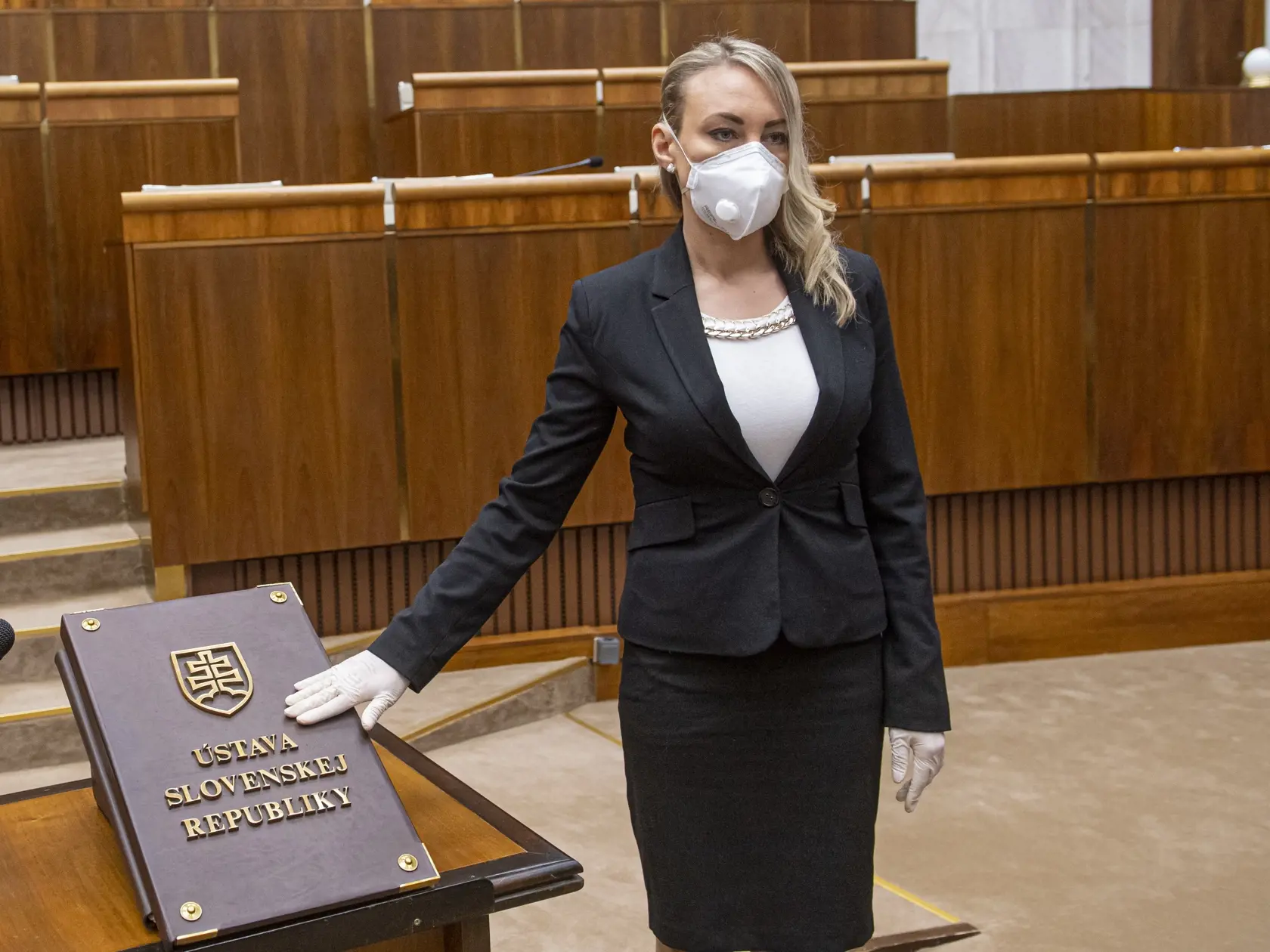 Na snímke Petra Hajšelová (Sme rodina) s ochranným rúškom a rukavicami skladá poslanecký sľub počas ustanovujúcej schôdze Národnej rady Slovenskej republiky (NR SR) VIII. volebného obdobia 20. marca 2020 v Bratislave. FOTO TASR - Michal Svítok 
