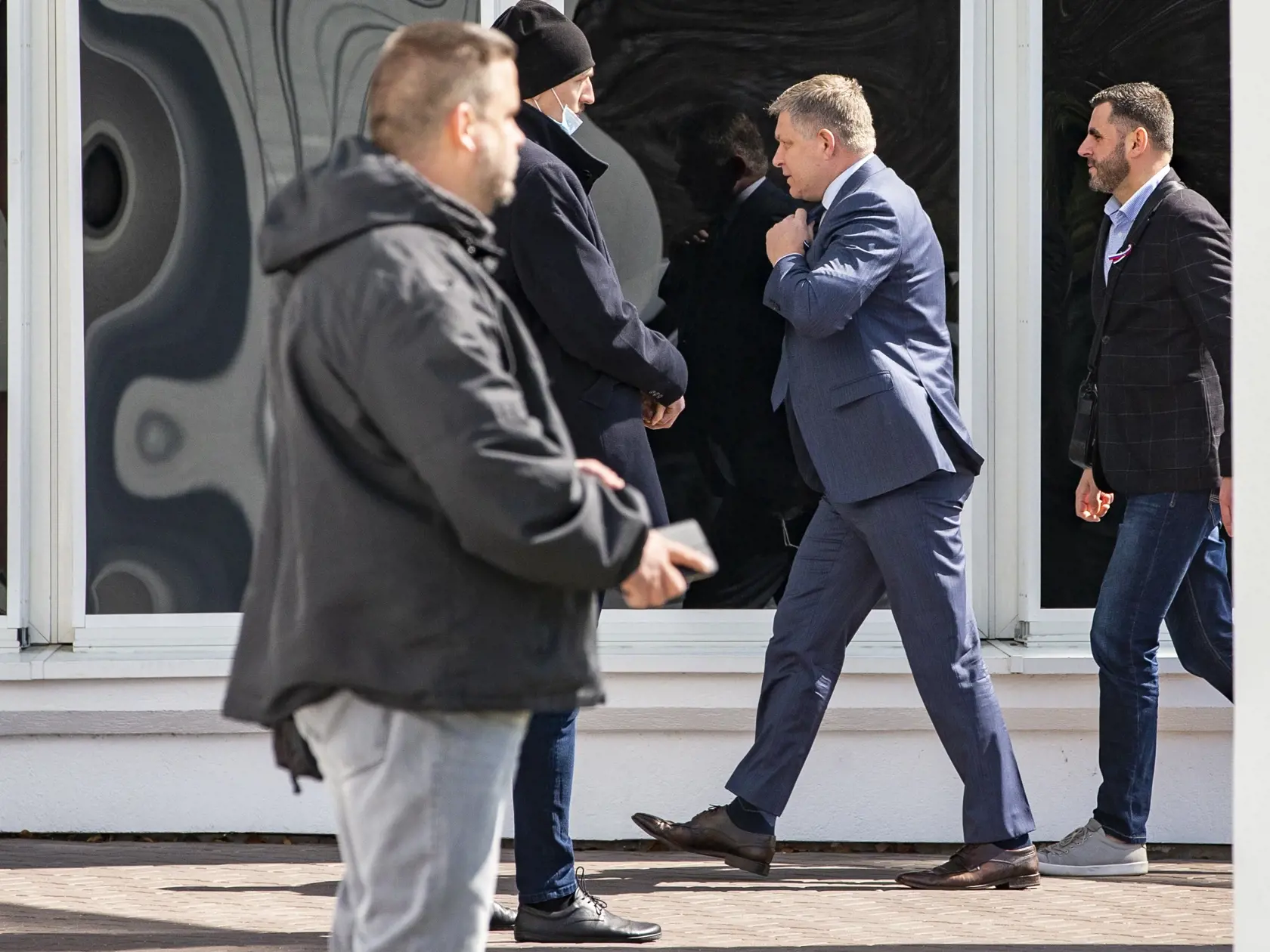 Na snímke je Robert Fico pred televíziou Markíza. 