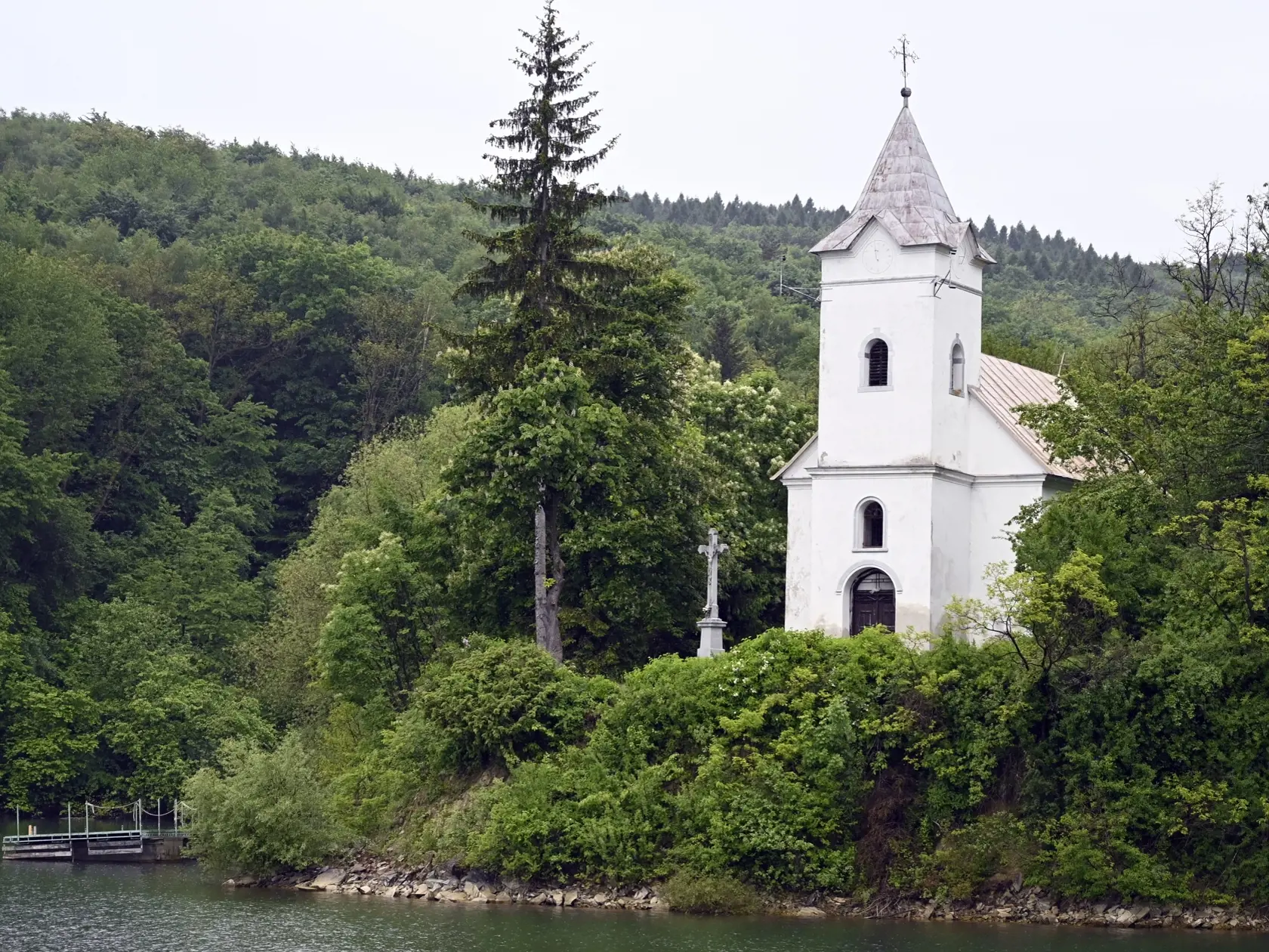 Plávajúce Natáliine bezvládne telo na vodnej hladine zbadali rekreanti plaviaci sa počas okružnej plavby na výletnej lodi Bohemia po vodnej nádrži Domaša pri Kostole Najsvätejšieho Srdca Ježišovho obce Trepec.