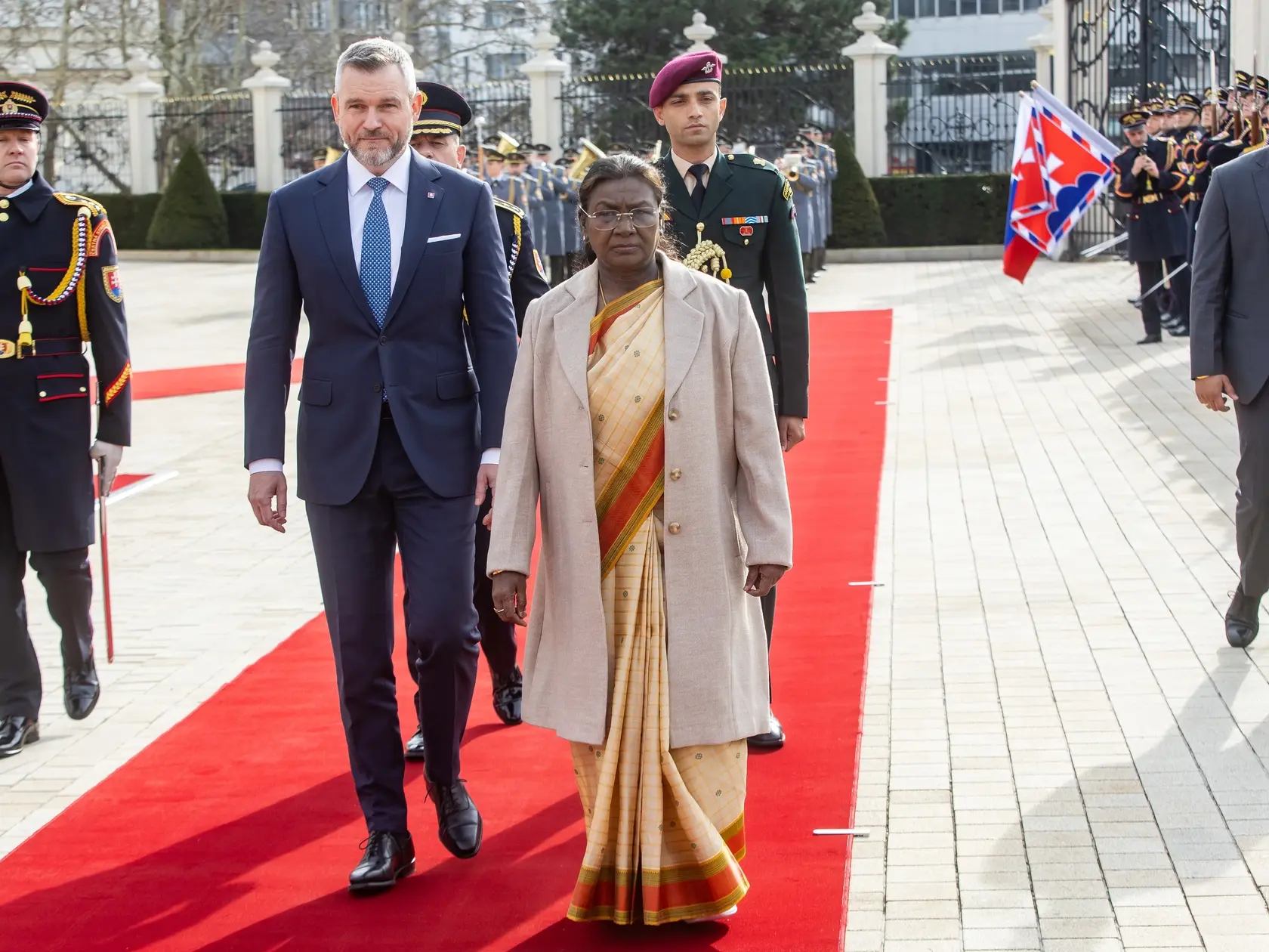 Prezident SR Peter Pellegrini víta v Grasalkovičovom paláci prezidentku Indickej republiky Draupadi Murmúovú.
