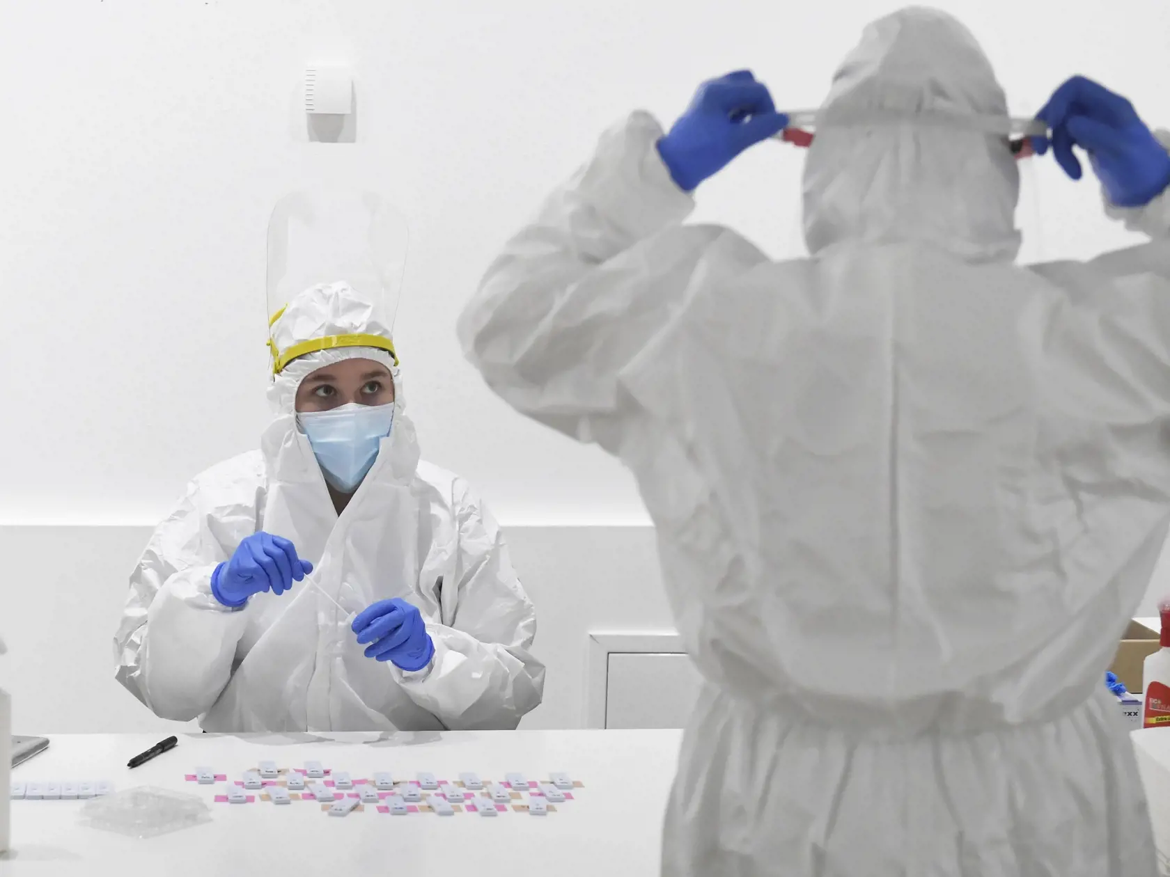 Potvrdenie o negatívnom teste na ochorenie COVID-19 pre cestu do práce sa na Slovensku vyžaduje od stredy 10. februára. Periodicita testovania závisí od epidemiologickej situácie regiónu. Vyplýva to z vyhlášky z Úradu verejného zdravotníctva (ÚVZ) SR, ktorou sa nariaďujú opatrenia pri ohrození verejného zdravia k režimu vstupu osôb do priestorov prevádzok a priestorov zamestnávateľa. Na snímke odberné miesto na antigénové testovanie v Kulturparku v Košiciach  10. februára 2021. FOTO TASR – Frant