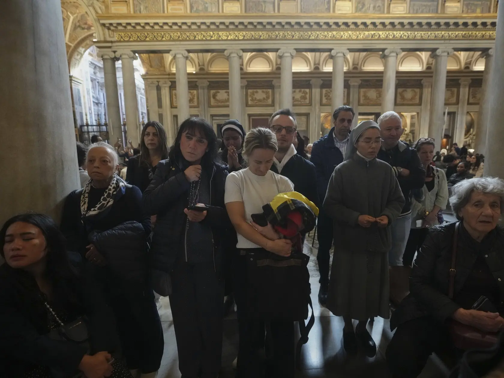 Veriaci vzdávajú úctu pri hrobke zosnulého pápeža Františka v Bazilike Panny Márie Väčšej (Santa Maria Maggiore) v Ríme 27. apríla 2025.