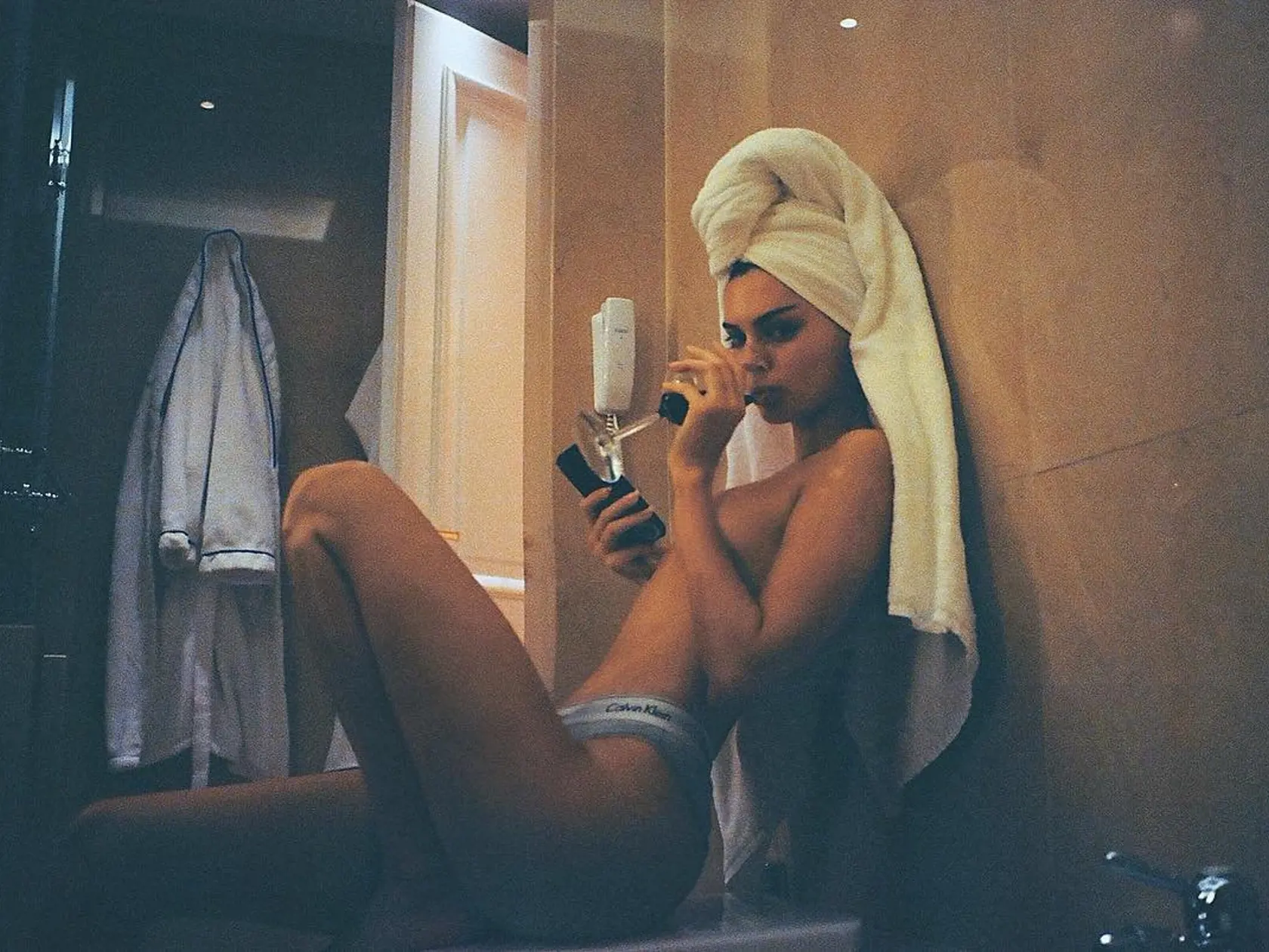 Kendall Jenner hore bez a bez zábran.