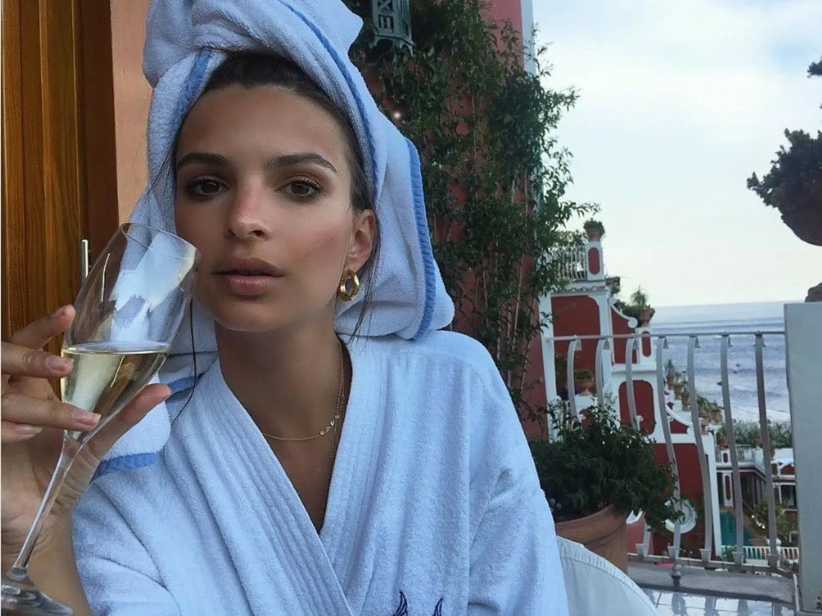 Emily Ratajkowski si vie užívať luxus.