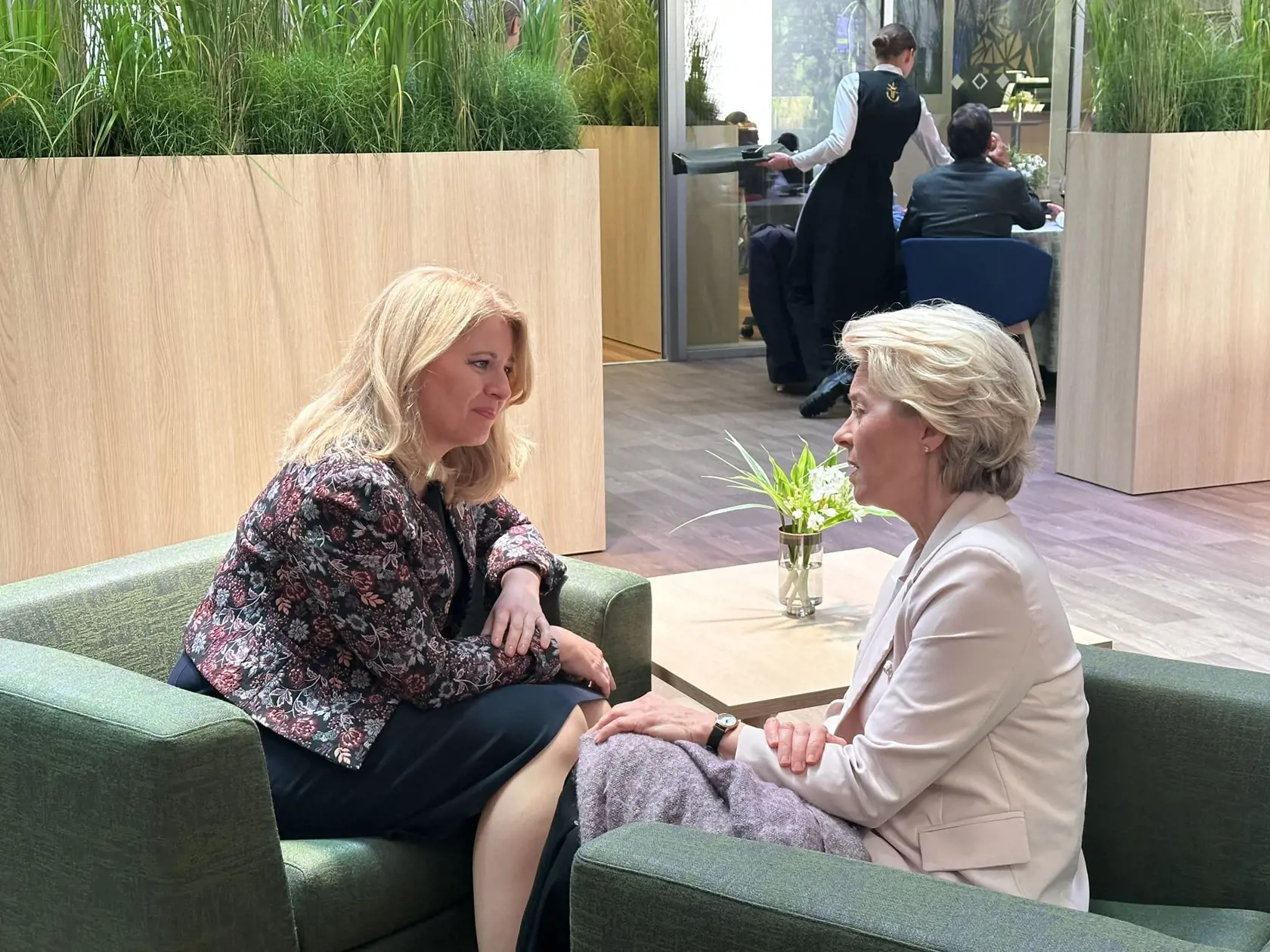 Prezidentka Zuzana Čaputová na samite NATO vo Vilniuse v družnom rozhovore s predsedníčkou Európskej komisie Ursulou von der Leyen.