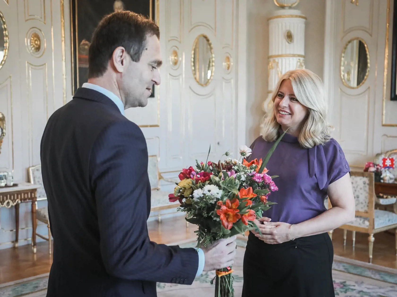Zuzana Čaputová dostala od premiéra k meninám kvety: "Cením si, že vláda aj premiér osobne, si aj v čase prebiehajúcej predvolebnej kampane zachovávajú pokoj a vecnosť a s týmto postojom pristupujú k riešeniu problémov, ktorým Slovensko a občania čelia. A potešili ma tiež kvety a gratulácia k meninám."