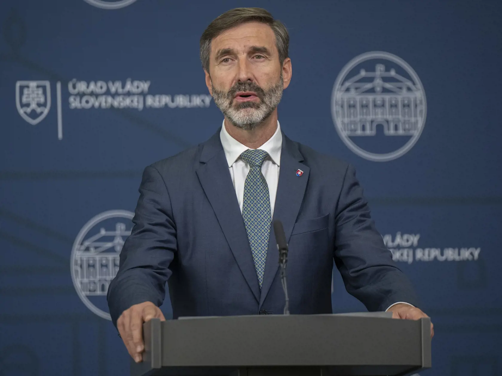 Na snímke minister zahraničných vecí a európskych záležitostí SR Juraj Blanár (Smer-SD) počas tlačovej konferencie, ktorá sa konala po 58. zasadnutí vlády SR v Bratislave v stredu 6. novembra 2024. FOTO TASR - Martin Baumann

