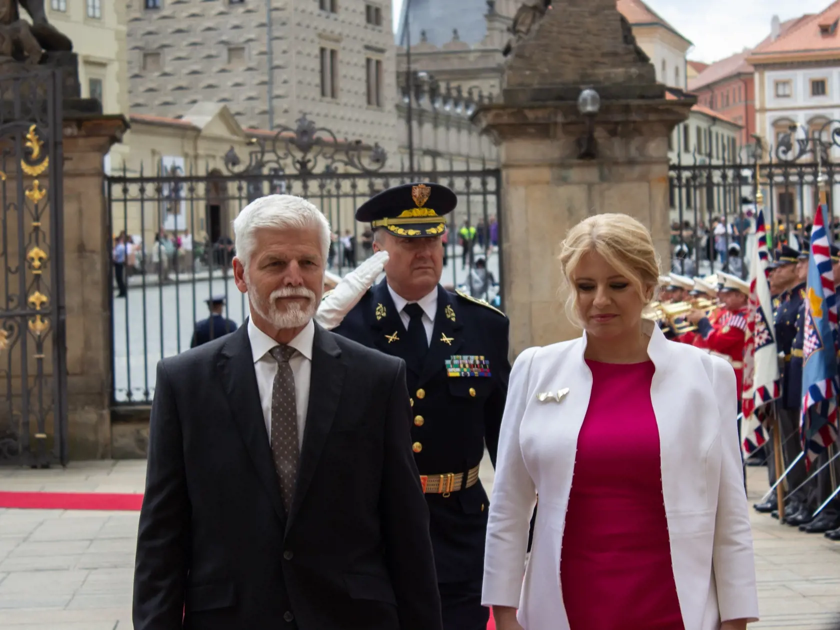 12. júna 2024: Zľava český prezident Petr Pavel a slovenská prezidentka Zuzana Čaputová počas oficiálneho privítania Zuzany Čaputovej na Pražskom hrade, kde absolvovala svoju poslednú zahraničnú návštevu vo funkcii.