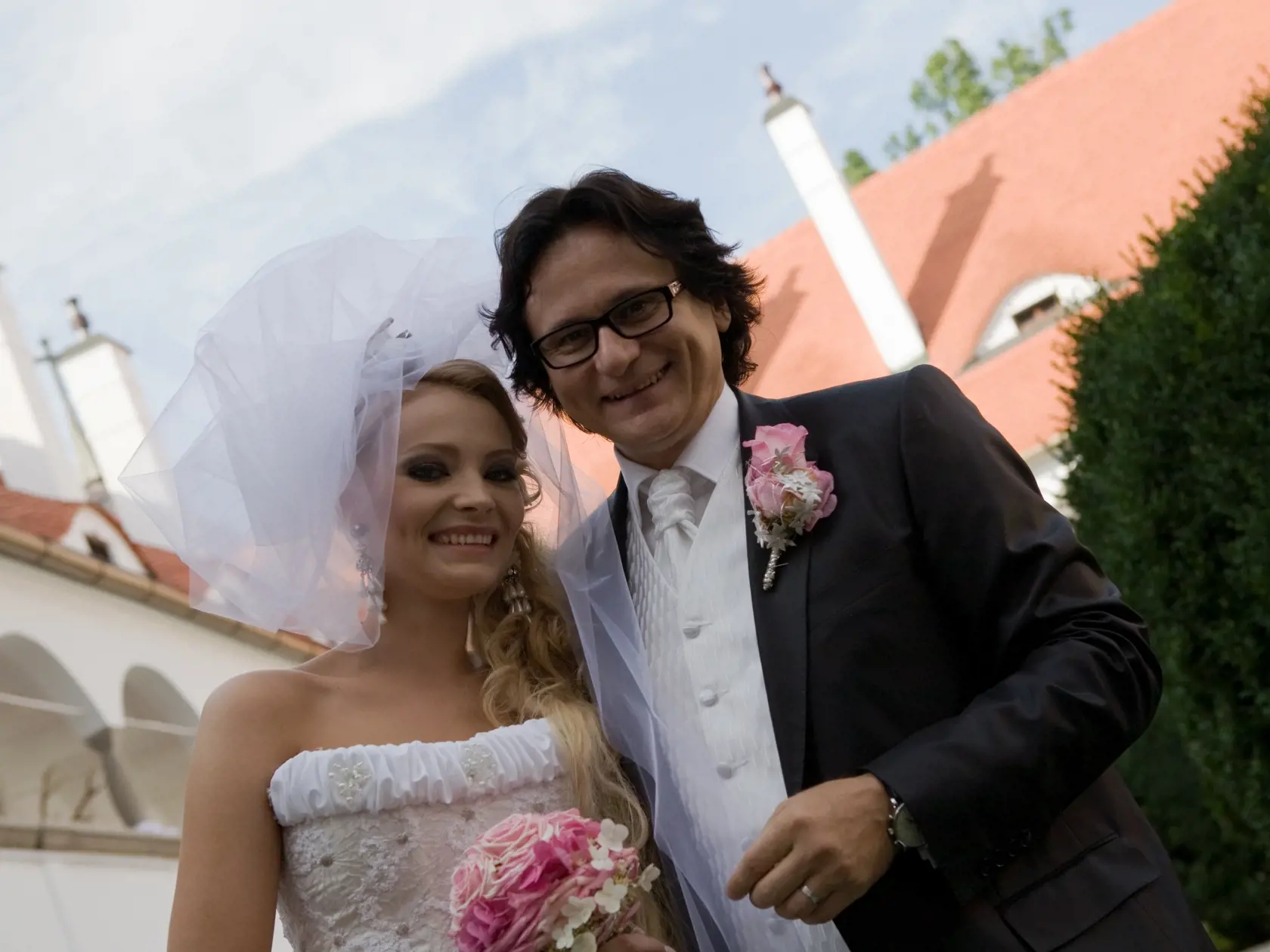 Šťastní mladomanželia Natália a Juraj Bizoňovci
