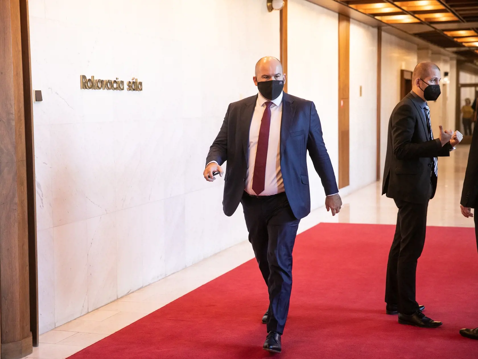 Dodržiavanie nových opatrení v parlamente. Na fotke je Peter Pčolinský.