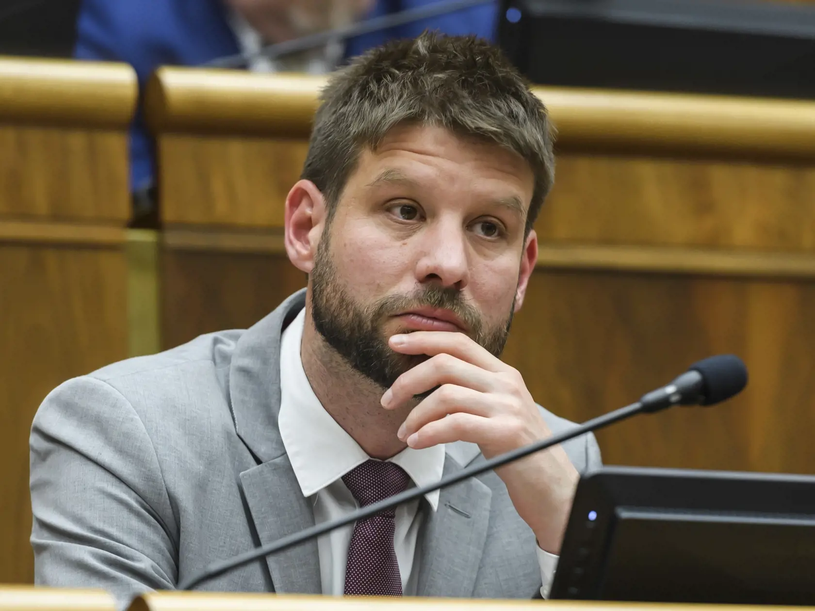 Šutaj Eštok je presvedčený, že zodpovednosť by mal niesť práce Michal Šimečka, keďže aj PS patrila k organizátorom protestov proti novelám trestných kódexov, počas ktorých dav skandoval „Fico do basy!“