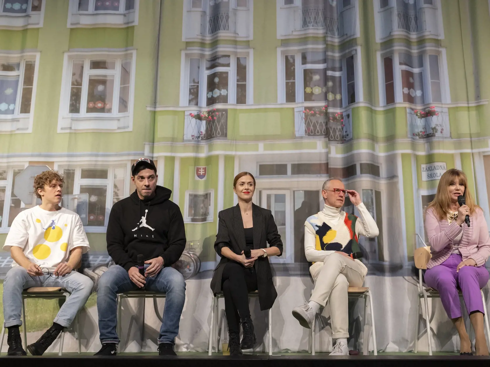 Na snímke sprava riaditeľka Divadla Nová scéna Ingrid Fašiangová, režisér a dramaturg Svetozár Sprušanský, herci Jana Balzar Lieskovská, Pavol Plevčík a Vladislav Plevčík počas tlačovej konferencie k premiére komédie Dáš to!