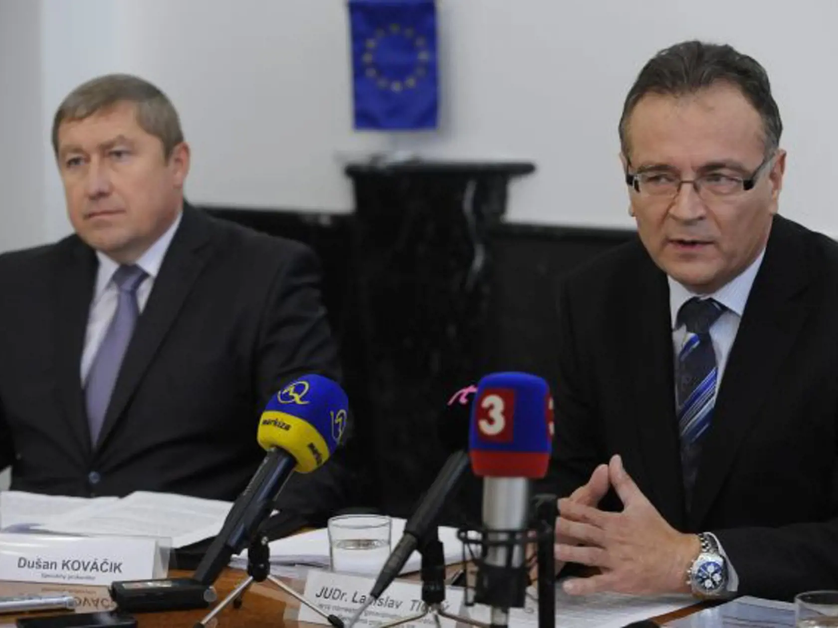 Z brífingu prvého námestníka generálneho prokurátora SR Ladislava Tichého (vpravo) na tému Prevod nehnuteľnosti v Bernolákove 27. novembra 2012 v Bratislave. Vľavo špeciálny prokurátor Dušan Kováčik. FOTO TASR - Pavel Neubauer