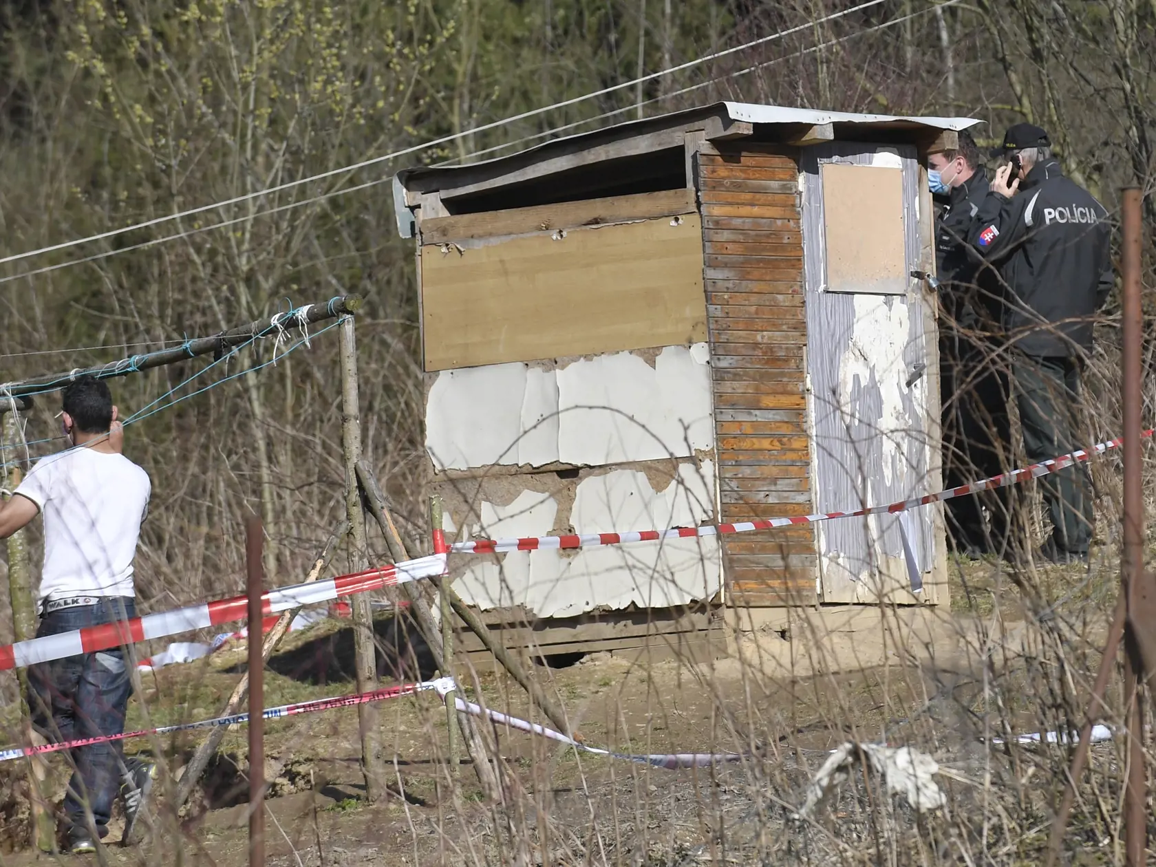 Obyvatelia rómskej osady Háj v Gelnici v Košickom kraji sú pre hrozbu šírenia nového koronavírusu v karanténe. Ako mesto informuje na sociálnej sieti, krízový štáb dostal informáciu o porušení karantény zo strany občana, ktorý sa vrátil zo zahraničia, a preto nariadil karanténu pre celú lokalitu. Mesto v súčasnosti rokuje o ich umiestnení v štátnom zariadení. Osadu stráži polícia. Háj 27. marca 2020. FOTO TASR – František Iván