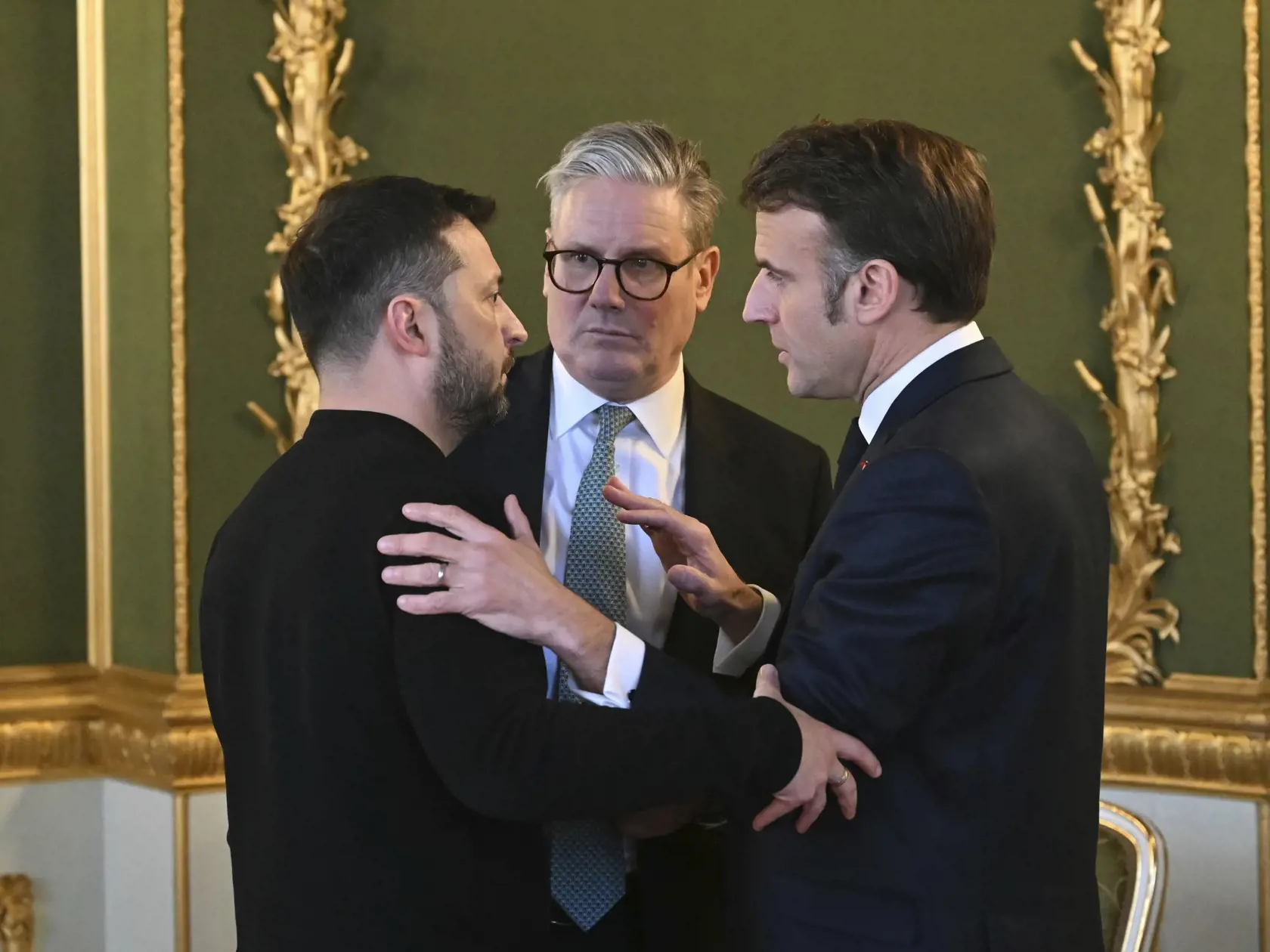 - Britská vláda očakáva, že súčasťou tzv. koalície ochotných by mohlo byť viac než 30 krajín, ktoré nejakým spôsobom prispejú k dohľadu nad prípadným prímerím na Ukrajine vrátane nasadenia vlastných vojakov.