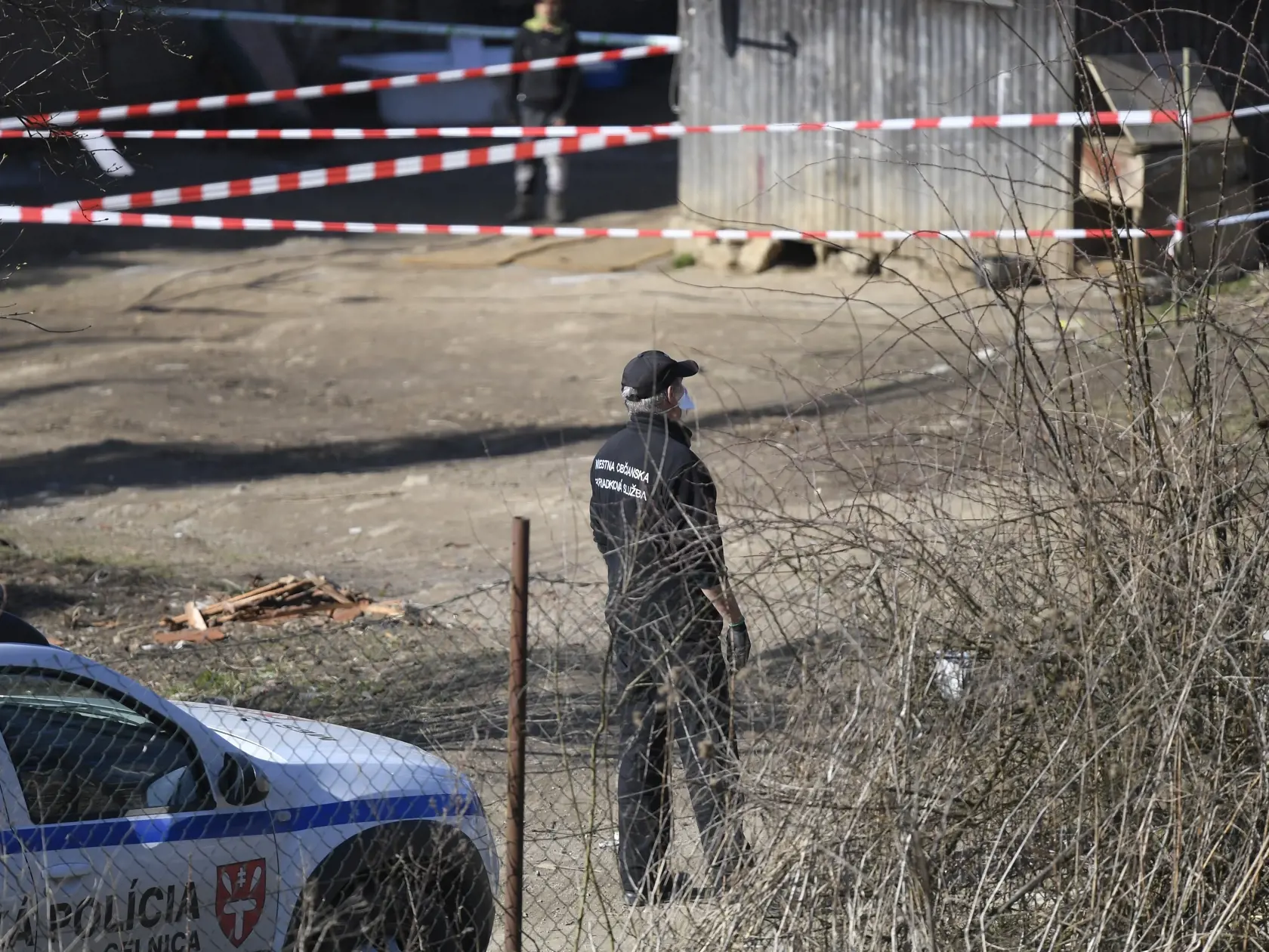Obyvatelia rómskej osady Háj v Gelnici v Košickom kraji sú pre hrozbu šírenia nového koronavírusu v karanténe. Ako mesto informuje na sociálnej sieti, krízový štáb dostal informáciu o porušení karantény zo strany občana, ktorý sa vrátil zo zahraničia, a preto nariadil karanténu pre celú lokalitu. Mesto v súčasnosti rokuje o ich umiestnení v štátnom zariadení. Osadu stráži polícia. Háj 27. marca 2020. FOTO TASR – František Iván