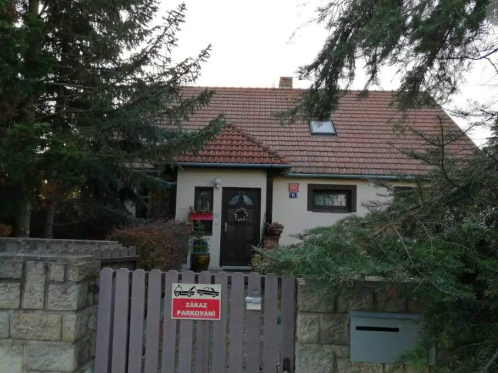Takto to vyzerá u nej doma. Navonok nenápadný dom, ale v záhrade je krytý bazén.