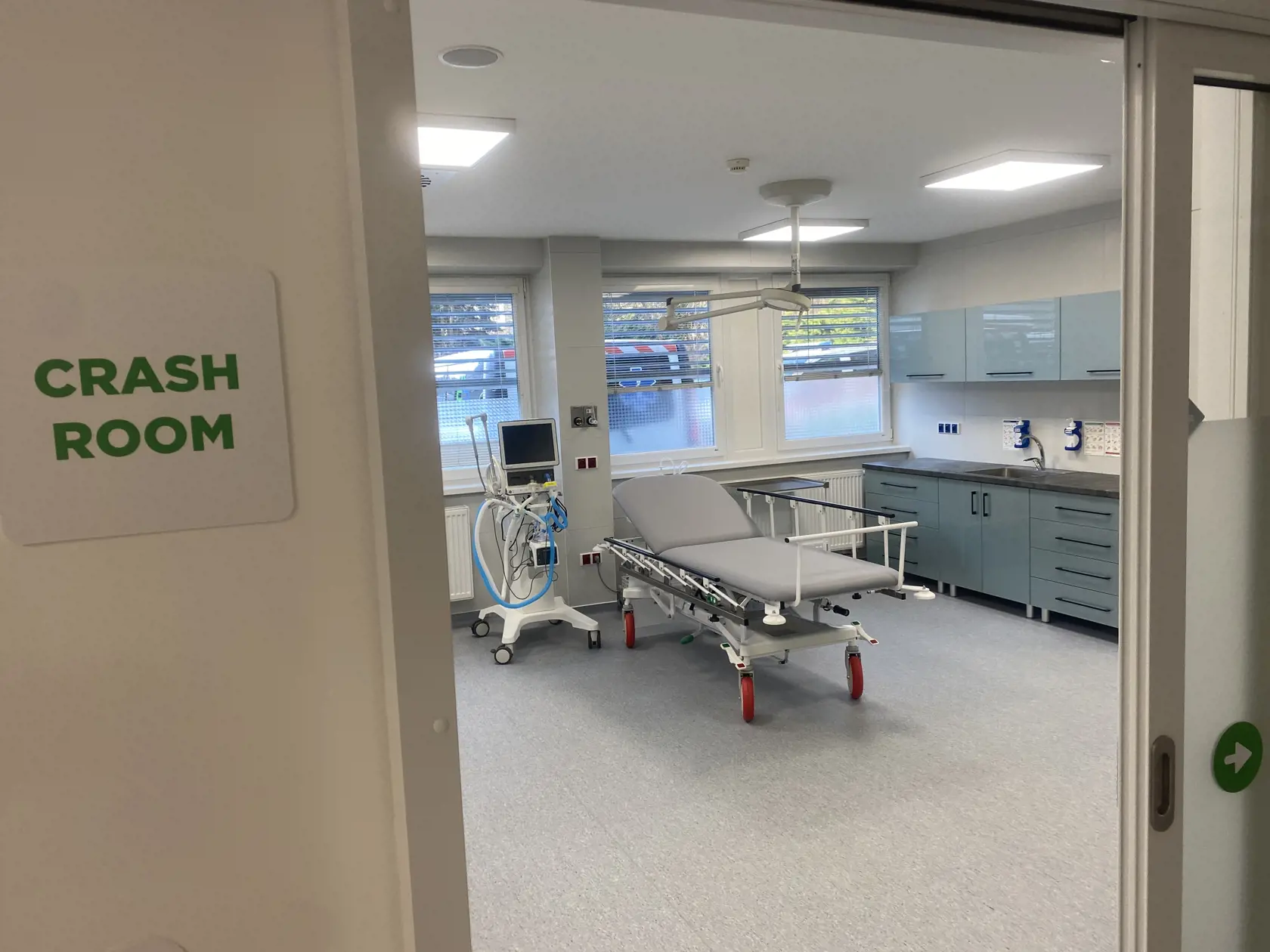 Súčasťou urgentného príjmu je crash room - zákroková miestnosť, ktorá na urgente slúži ako malá operačka; expektačné lôžka, kde sú umiestňovaní pacienti na pozorovanie. Na tomto urgente pacientov rozdeľujú podľa triáže - systému, ktorý určuje poradie ošetrenia pacientov.