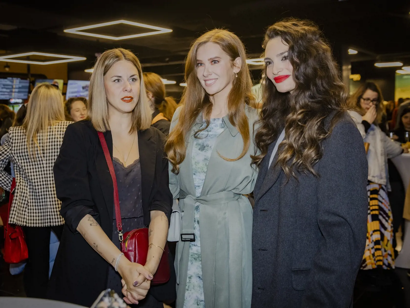 Na snímke Kristína Tormová, Veronika Vágnerová a Eva Verešová počas slávnostnej premiéry filmu Buď chlap!