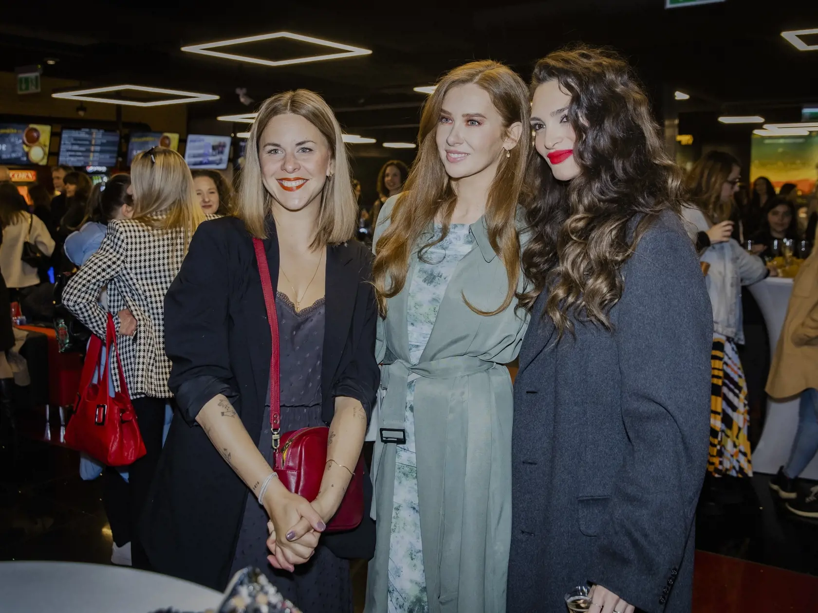 Na snímke Kristína Tormová, Veronika Vágnerová a Eva Verešová počas slávnostnej premiéry filmu Buď chlap!