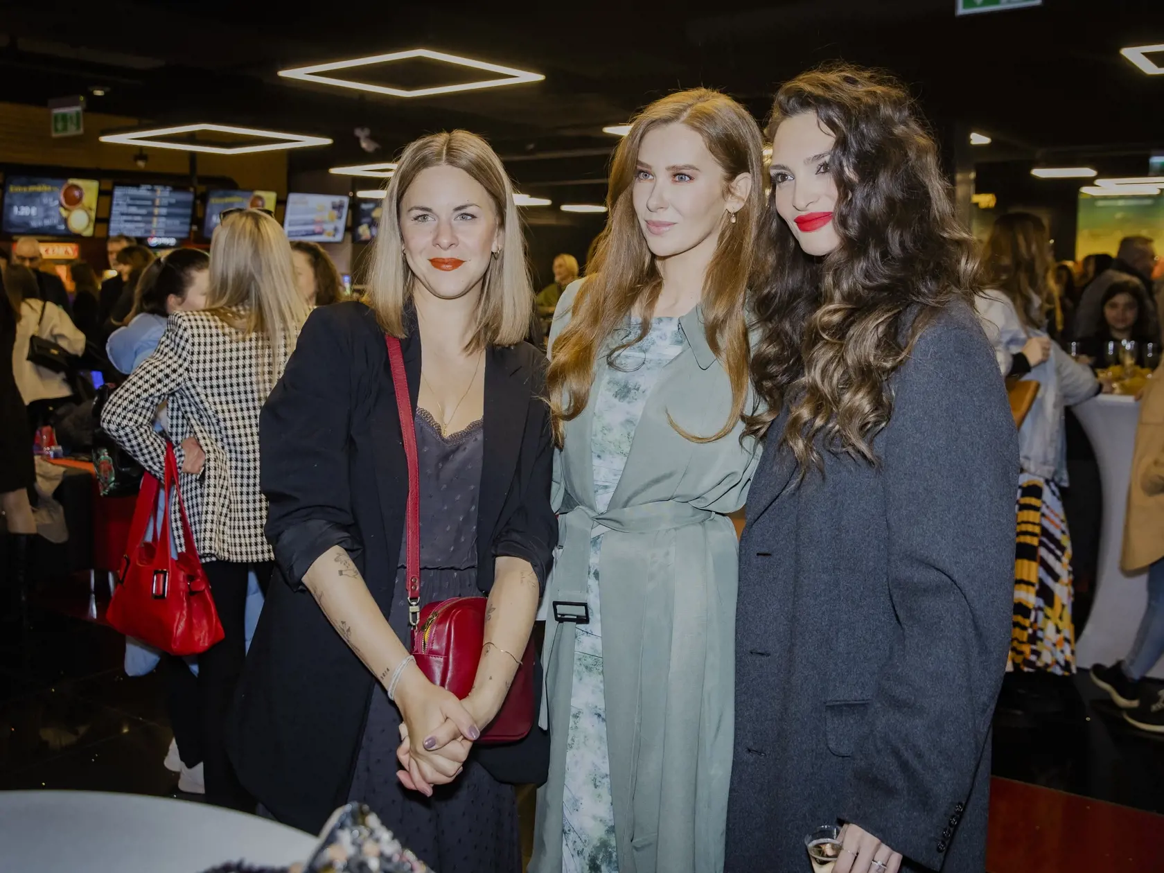 Na snímke Kristína Tormová, Veronika Vágnerová a Eva Verešová počas slávnostnej premiéry filmu Buď chlap!