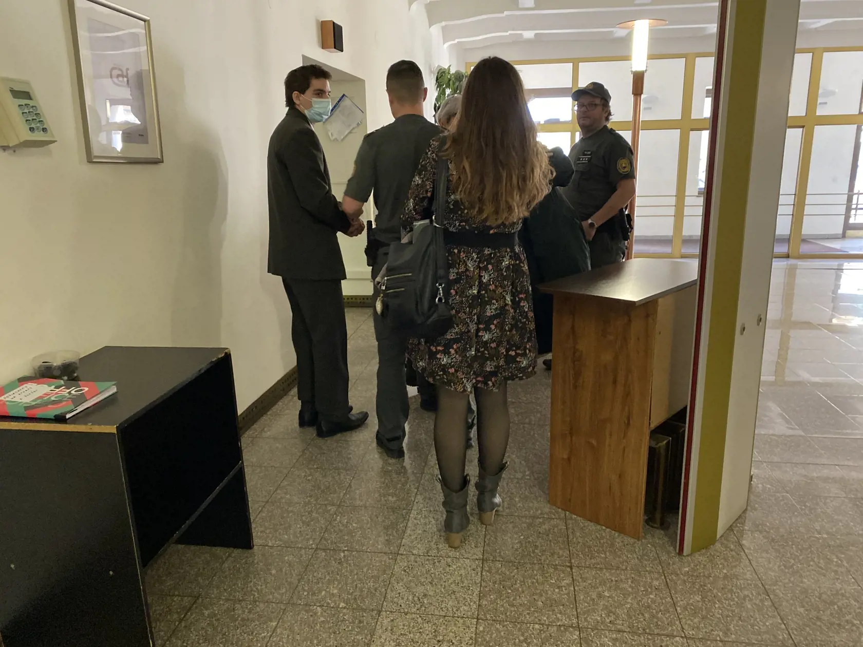Lukáša odvádza justičná stráž do väzby. Svoju vetrovku odovzdal manželke Zuzane, ktorá ju držiac v náručí odkráčala s plačom z budovy prešovského krajského súdu.