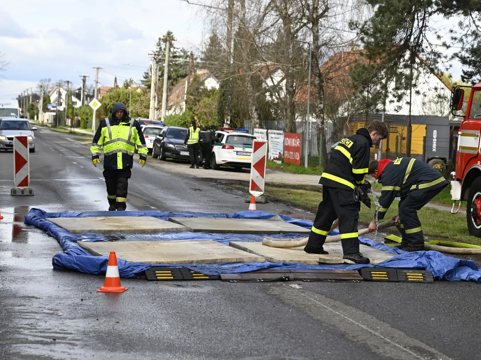 Na snímke hasiči pripravujú dezinfekčný brod pre vozidlá pred vstupom do obce Plavecký Štvrtok v okrese Malacky 31. marca 2025. Výskyt slintačky a krívačky medzi dobytkom na farme v Plaveckom Štvrtku potvrdili v nedeľu (30. 3.) Tamojšia farma sa stala piatym chovom, kde sa na Slovensku nákaza vyskytla. FOTO TASR - Pavel Neubauer