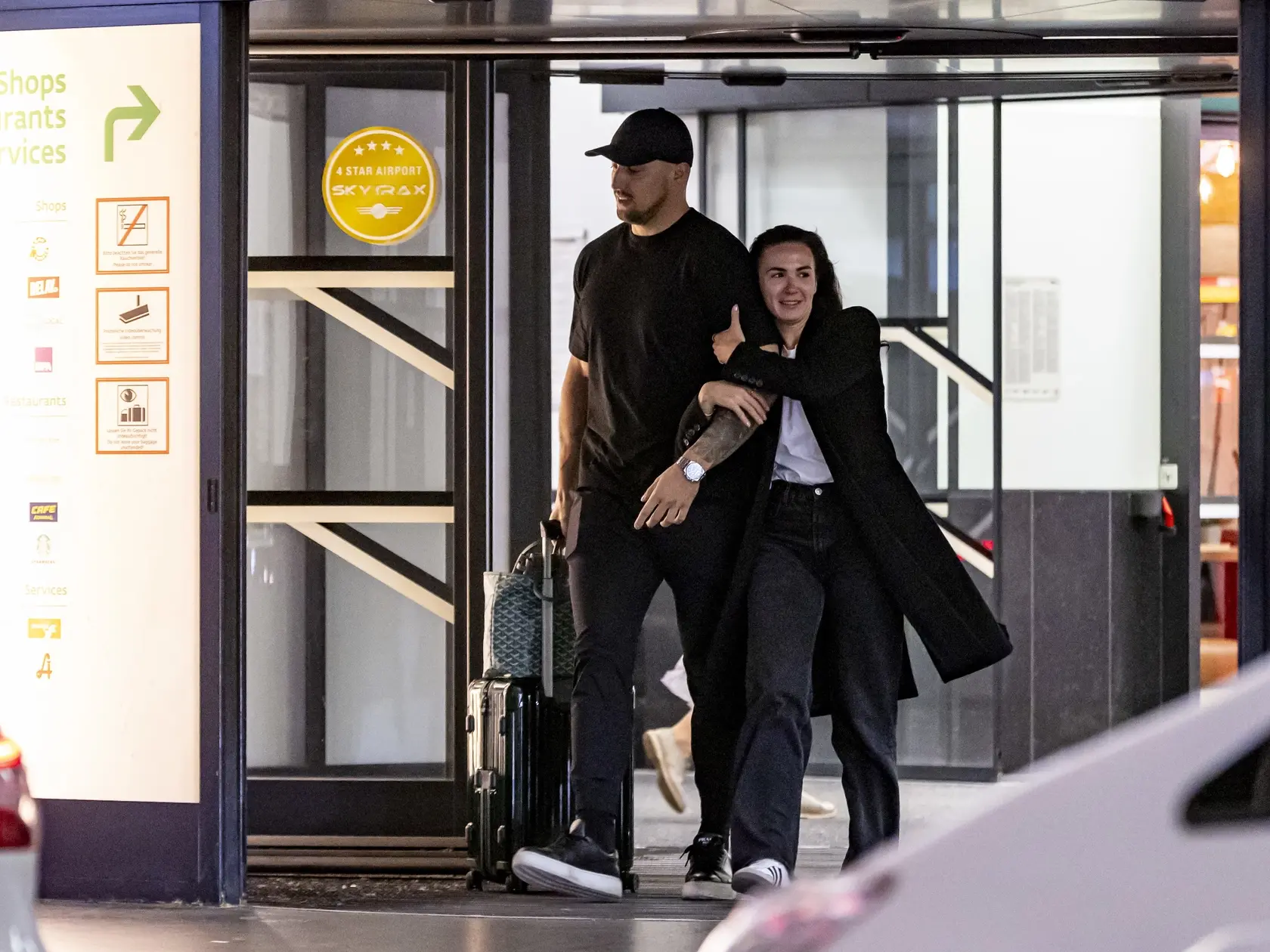 Michal Kyselica bol svoju novú partnerku, sympatickú brunetku, vyzdvihnúť v nedeľu večer na letisku vo Viedni.