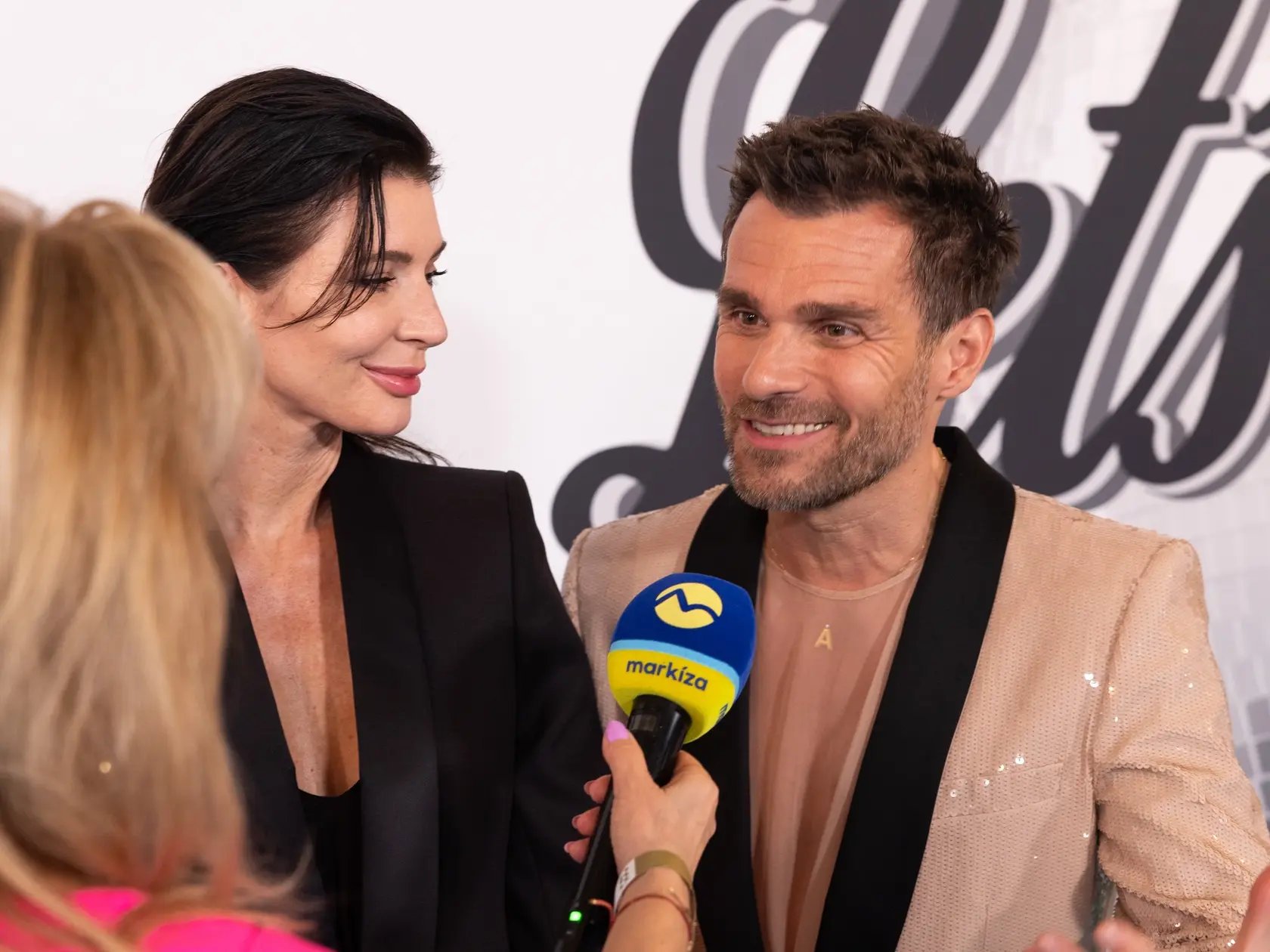 Porotca Leoš Mareš s manželkou Monikou počas deviateho kola Let's dance 2025.