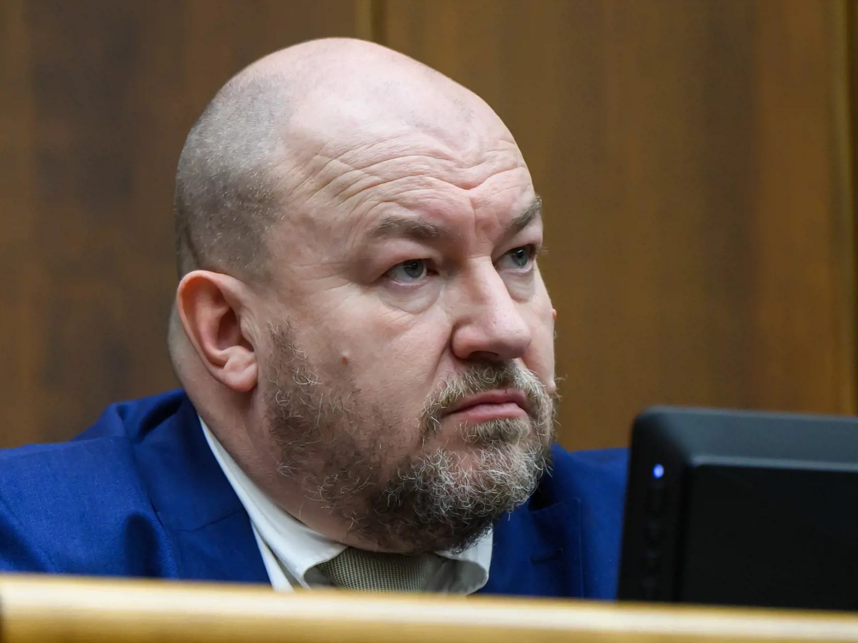 Na snímke poslanec Národnej rady (NR) SR Rudolf Huliak (nezaradený) počúva počas mimoriadnej schôdze parlamentu k zdravotníckemu a stavebnému zákonu v Bratislave v utorok 4. februára 2025. FOTO TASR - Jaroslav Novák
