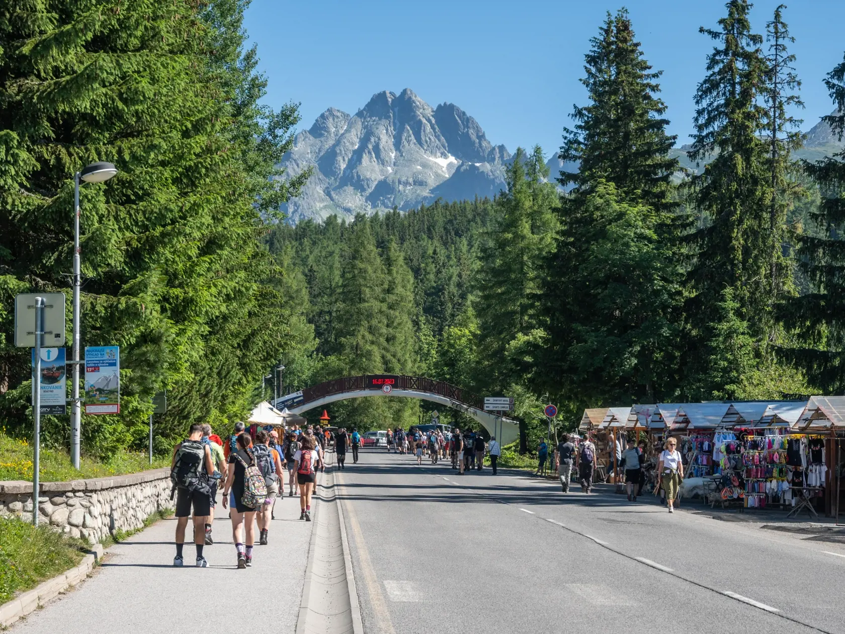 Na snímke turisti kráčajú ulicou K vodopádom na Štrbskom plese v nedeľu  16. júla 2023. FOTO TASR - Veronika Mihaliková