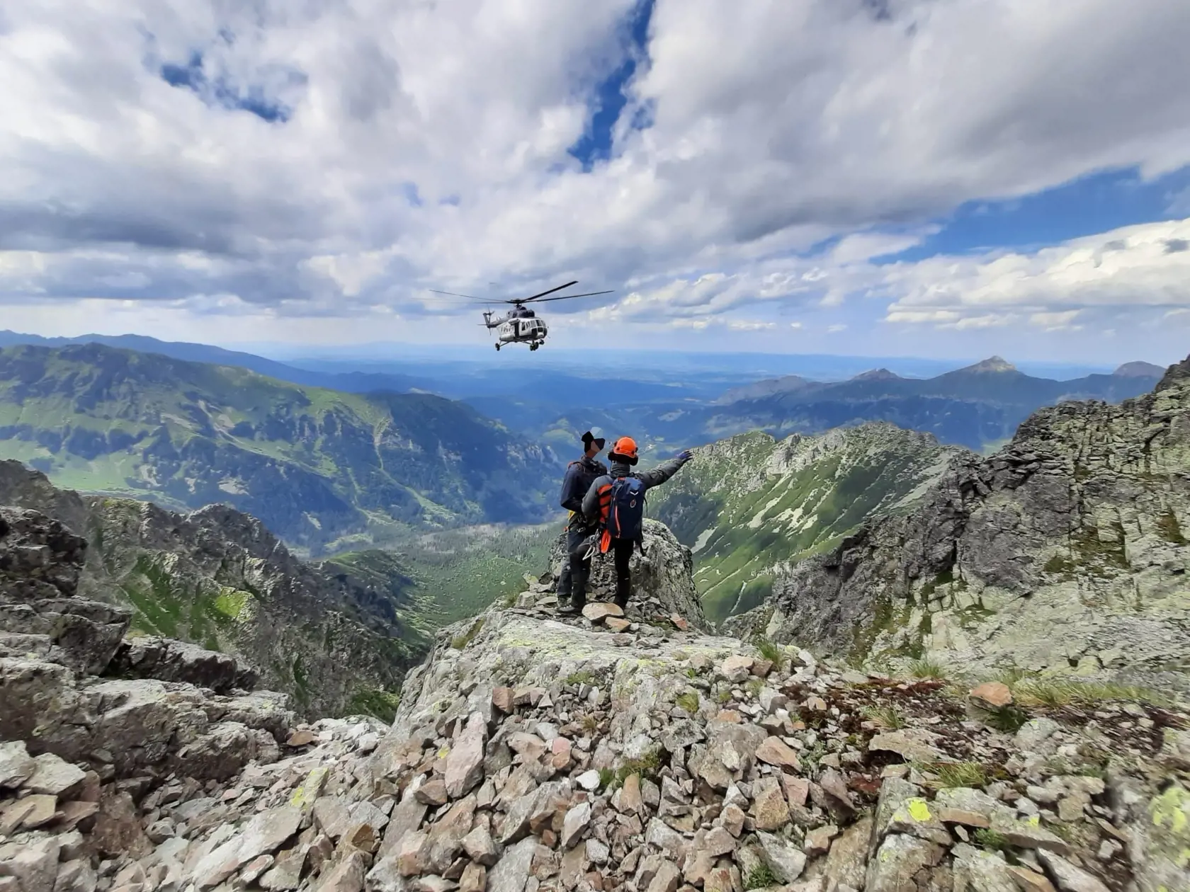 Turisti si na horách pozor často nedávajú a následky môžu byť až tragické. Horská záchranná služba zasahuje pri tragickom páde poľského horolezca z Veľkej Ľadovej veže vo Vysokých tatrách 23. júla 2023.