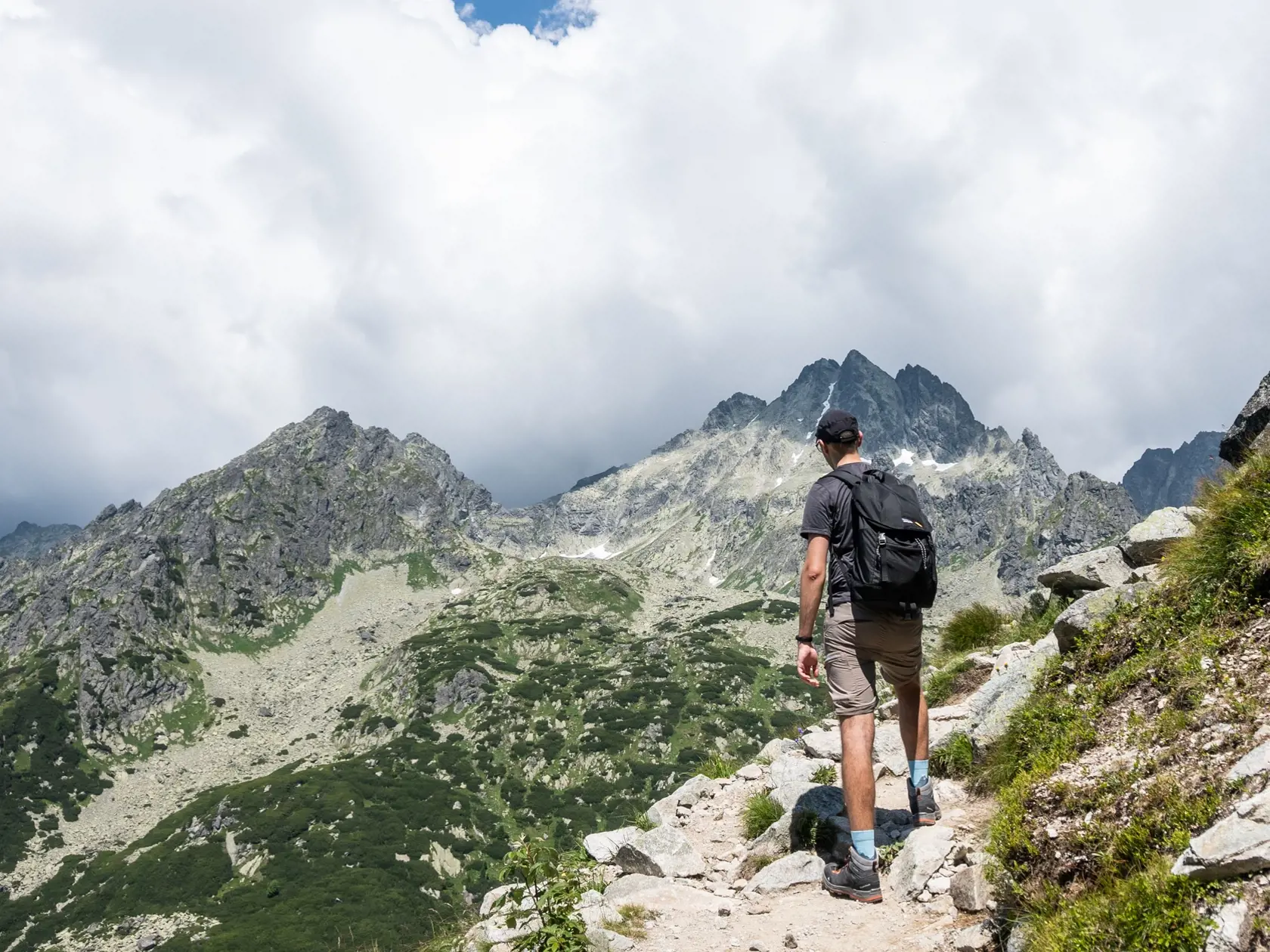 Na snímke turista, ktorý kráča po Tatranskej magistrále na vrch Ostrva, sa pozerá na Zlomiskovú dolinu v nedeľu 16. júla 2023. FOTO TASR - Veronika Mihaliková