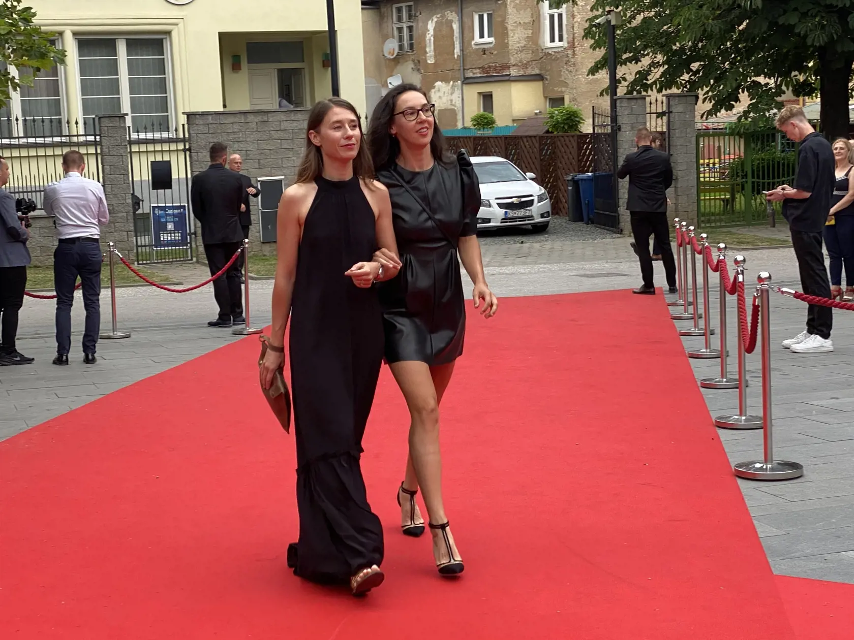 Príchod hostí na záverečný ceremoniál 30. ročníka medzinárodného festivalu Art Film Košice, na ktorom odovzdali ceny držiteľom honorárnych ocenení - Sergejovi Loznicovi, Antónii Liškovej a Marošovi Kramárovi a vyhlásili víťazov jednotlivých súťaží.