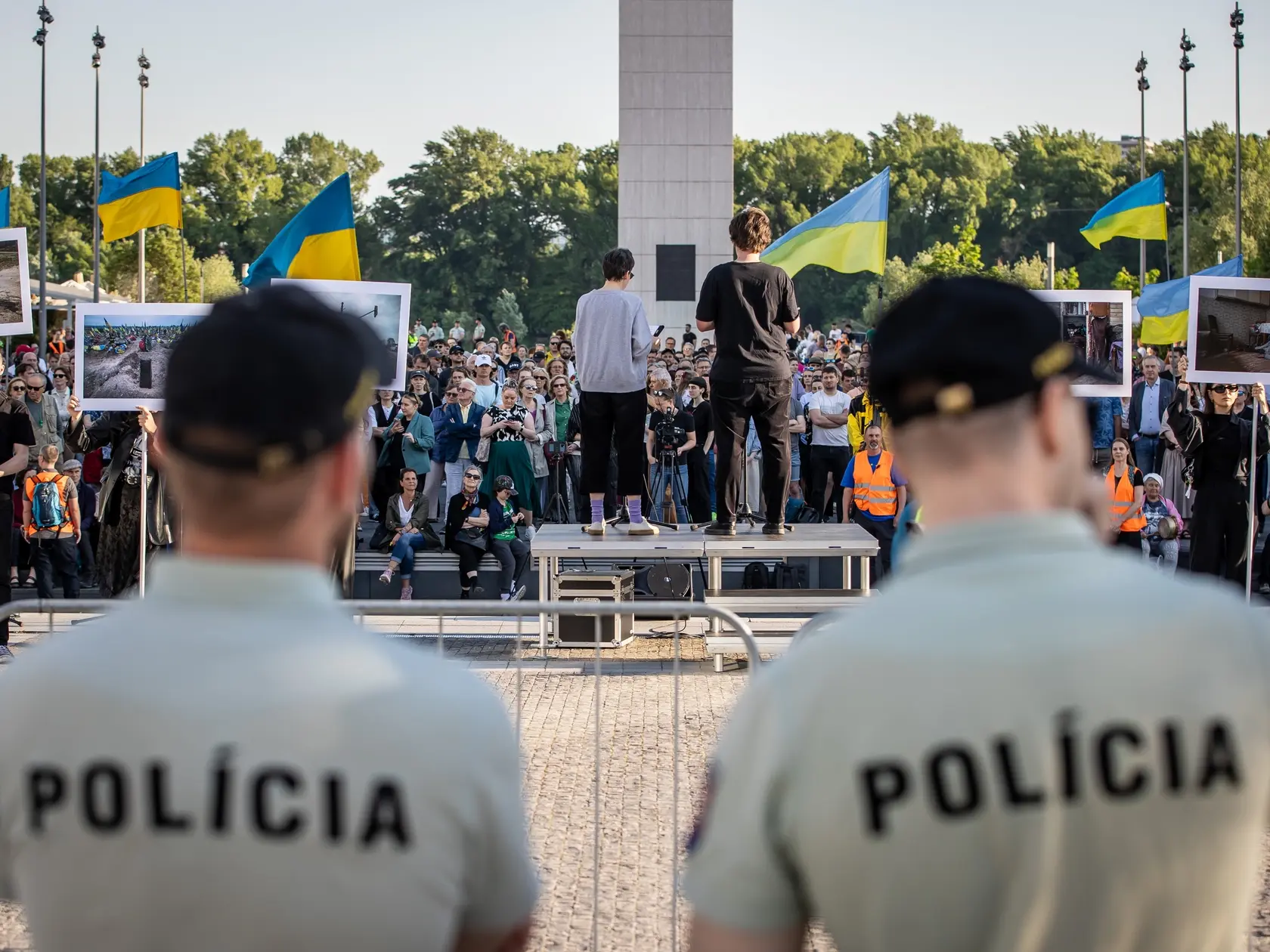 Na snímke protest pred novou budovou Slovenského národného divadla, počas vystúpenia ruskej opernej speváčky Anny Netrebko.
