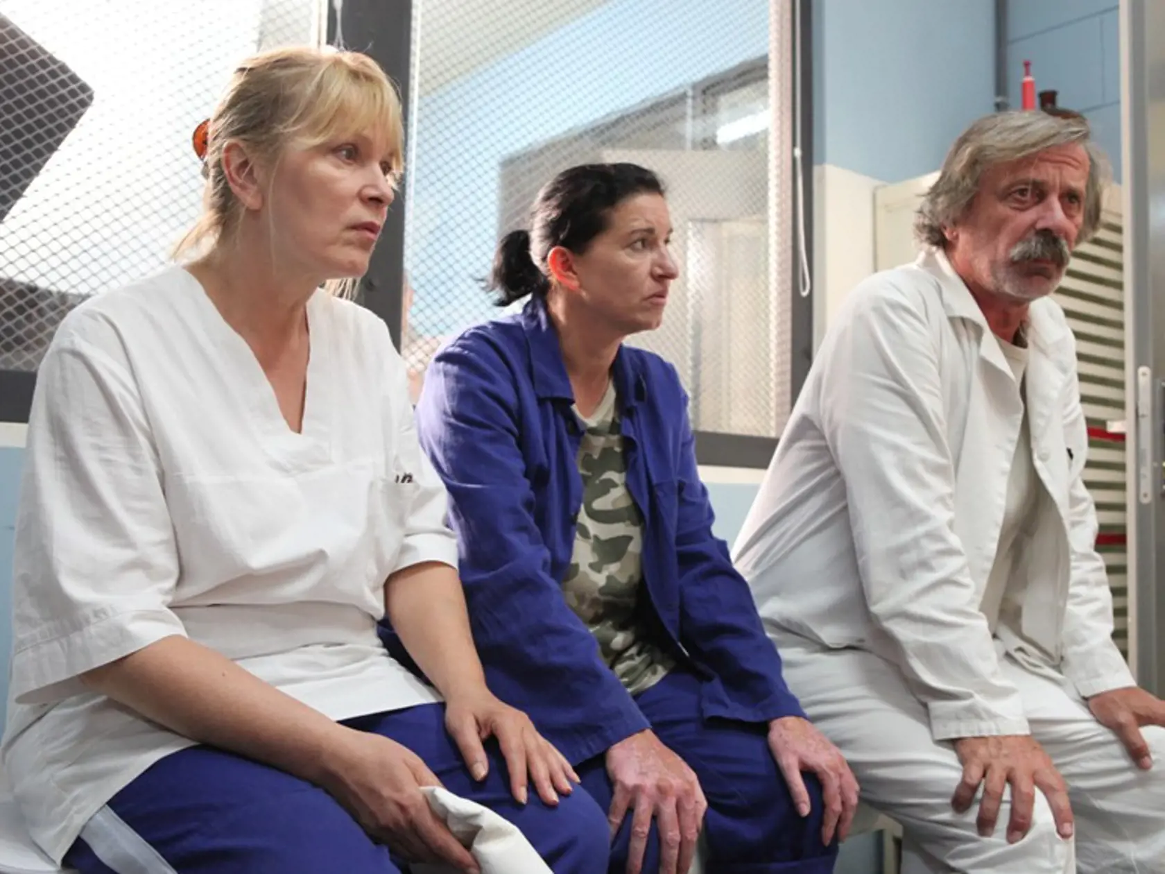 Na konci druhej série Gigi (v strede, Judita Hansman)
prehltla vrecko s heroínom ,a preto sa dostane ku Katarovi
(vpravo, Štefan Kožka).