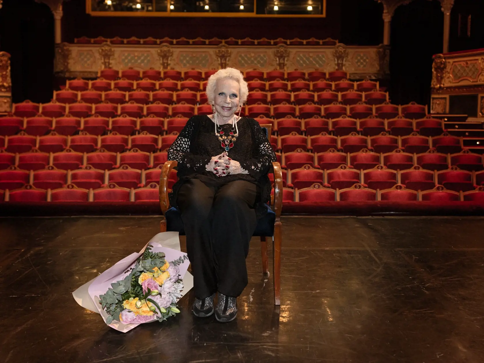 Yvonne Kálmán miluje napriek svojmu veku okázalosť a od okolia vyžaduje, aby sa k nej správalo ako k dáme.