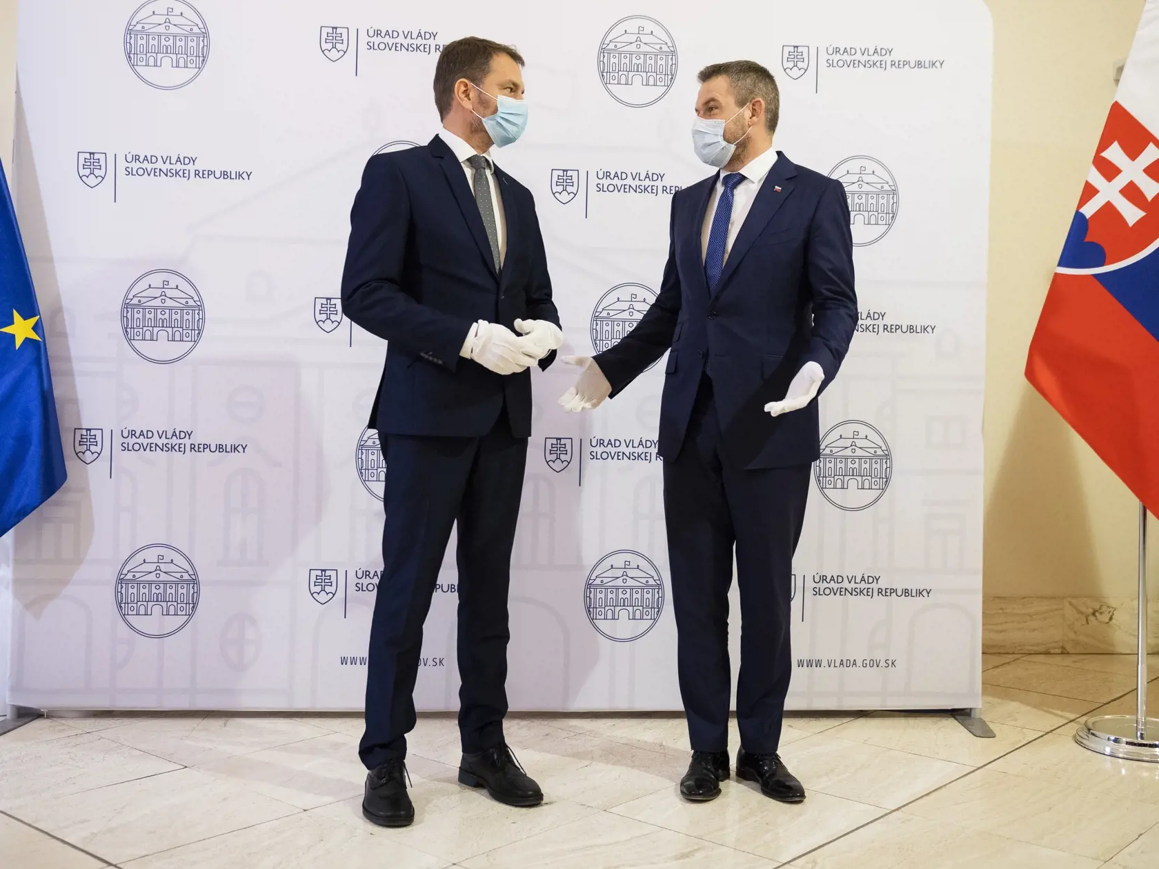 Na snímke zľava novovymenovaný predseda vlády SR Igor Matovič preberá úrad od expremiéra SR Petra Pellegriniho na Úrade vlády SR v Bratislave 21. marca 2020. FOTO TASR - Jaroslav Novák