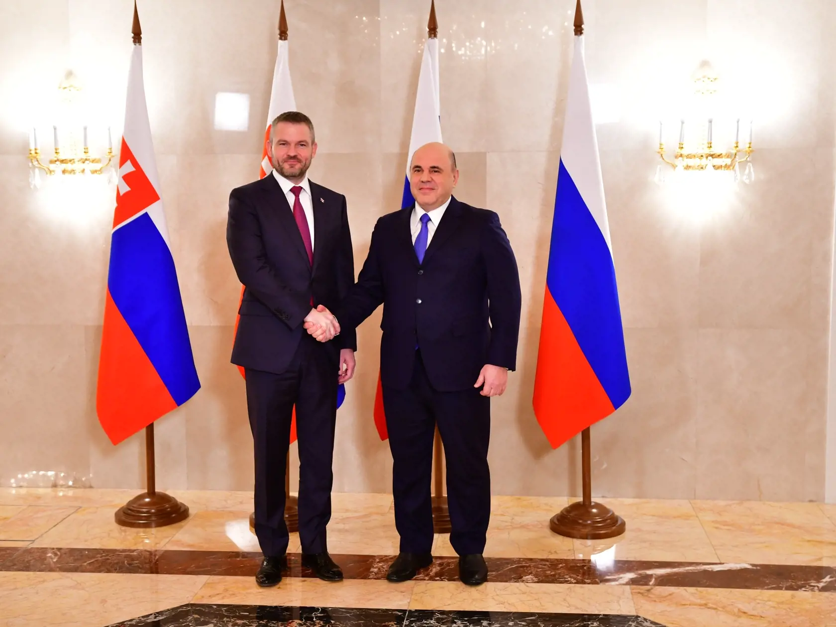 Na snímke vpravo predseda vlády Ruskej federácie Michail Mišustin a vľavo predseda vlády SR Peter Pellegrini počas privítania pred spoločným rokovaním na Úrade vlády Ruska v Moskve 26. februára 2020. FOTO TASR - ÚV SR