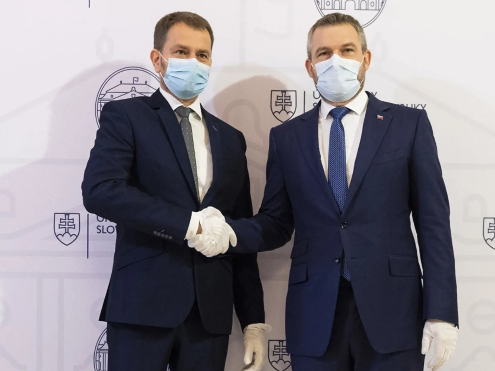 Na snímke zľava novovymenovaný predseda vlády SR Igor Matovič preberá úrad od expremiéra SR Petra Pellegriniho na Úrade vlády SR v Bratislave 21. marca 2020. FOTO TASR - Jaroslav Novák