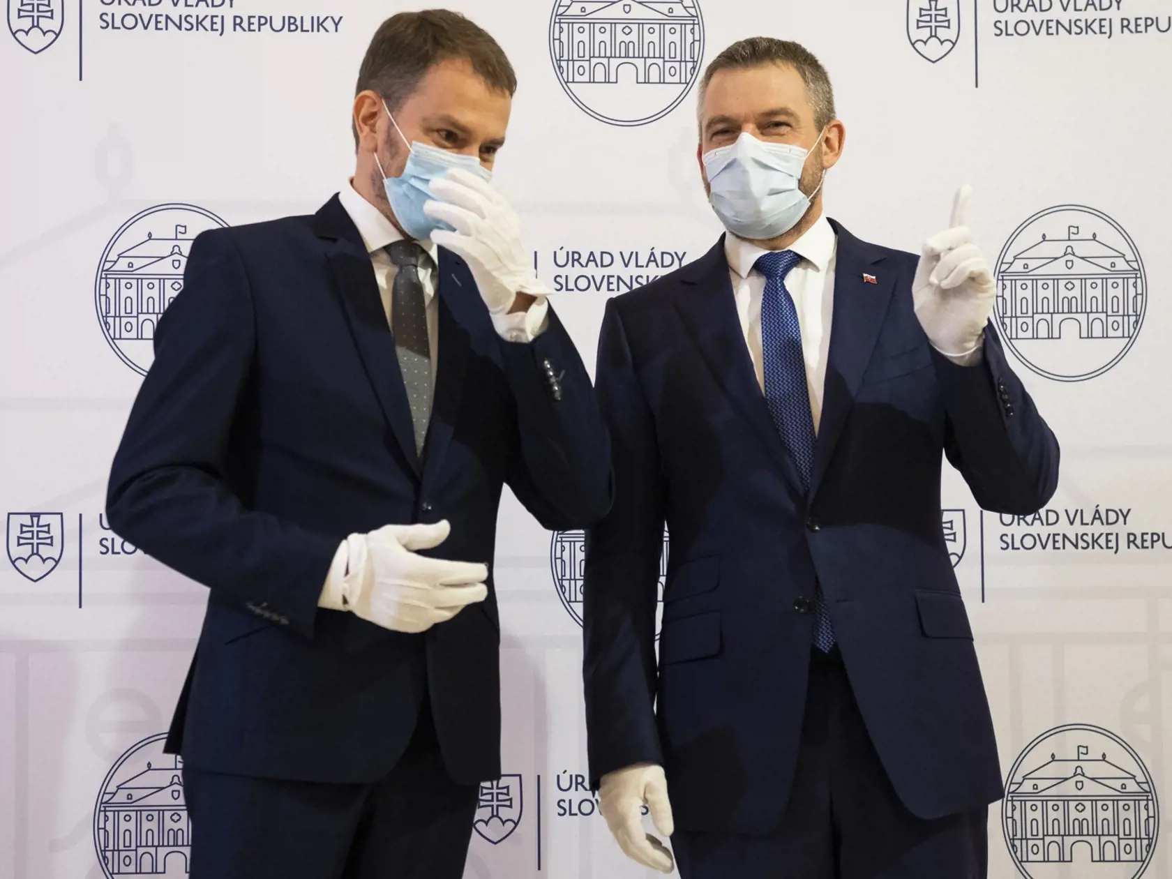 Na snímke zľava novovymenovaný predseda vlády SR Igor Matovič preberá úrad od expremiéra SR Petra Pellegriniho na Úrade vlády SR v Bratislave 21. marca 2020. FOTO TASR - Jaroslav Novák