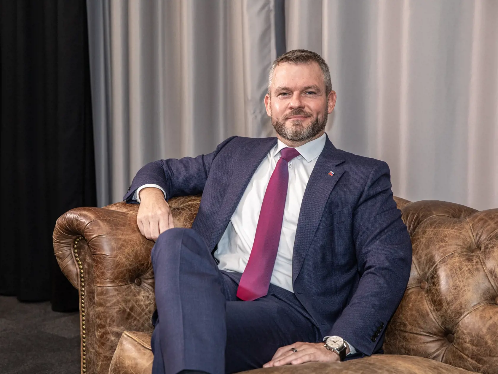 „Petrovi Pellegrinimu trošku dlhšie trvalo, kým pochopil, že byť na pozícii toho, kto spochybňuje rúška a ochranné opatrenia, sa jednoznačne zaraďuje medzi extrémistické politické strany, ktoré cynicky hazardujú so životmi svojich voličov, aby získali politické preferencie,“ myslí si politológ Tomáš Koziak. Pellegrini si to podľa jeho slov uvedomil, a tak nestojí na tej pozícii, kde zostal napríklad Smer-SD.