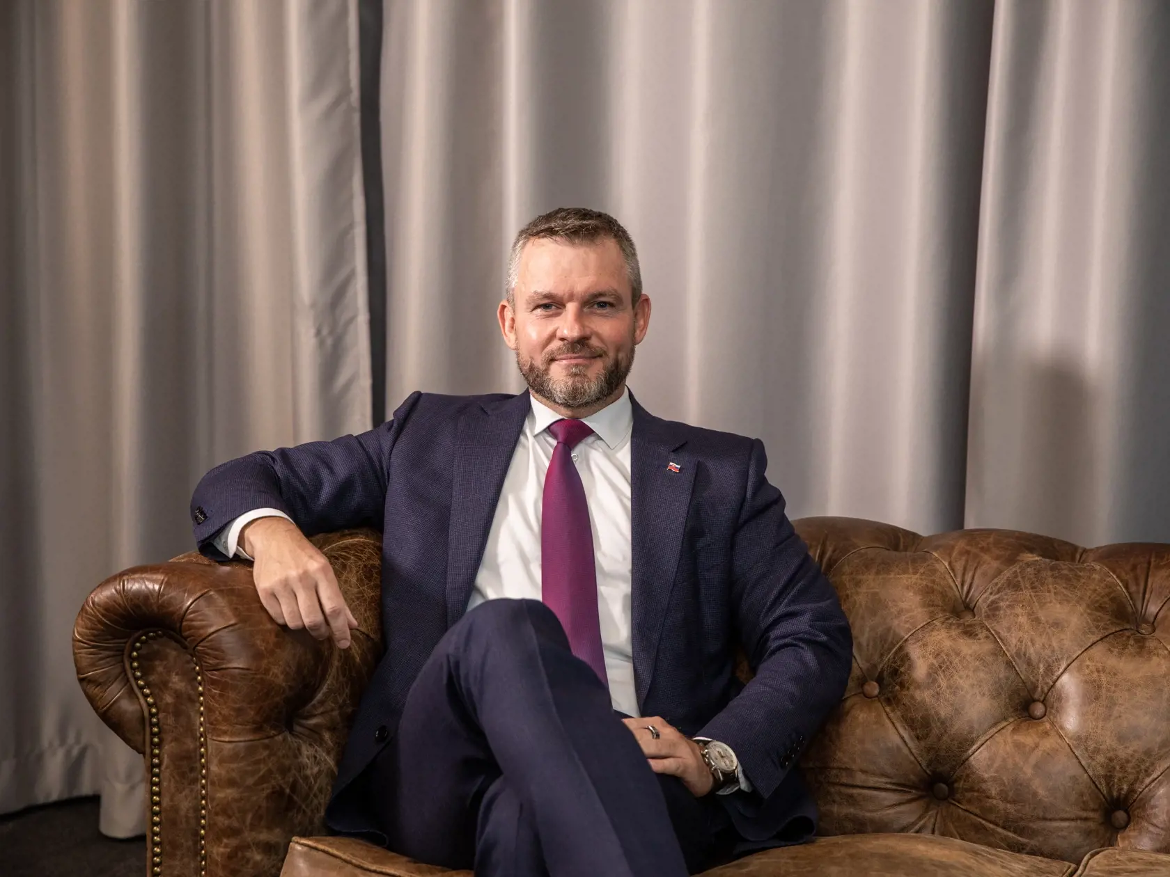 Postoj Pellegriniho je zatiaľ vnímaný ako obojaký. Na jednej strane chce stále bojovať o zúfalého voliča, ktorý sa dáva presvedčiť hoaxami, a o ktorých úspešne bojuje Robert Fico. Respektíve koketuje aj s voličom, ktorý dokáže uvažovať relatívne rozumne, vysvetľoval politológ.