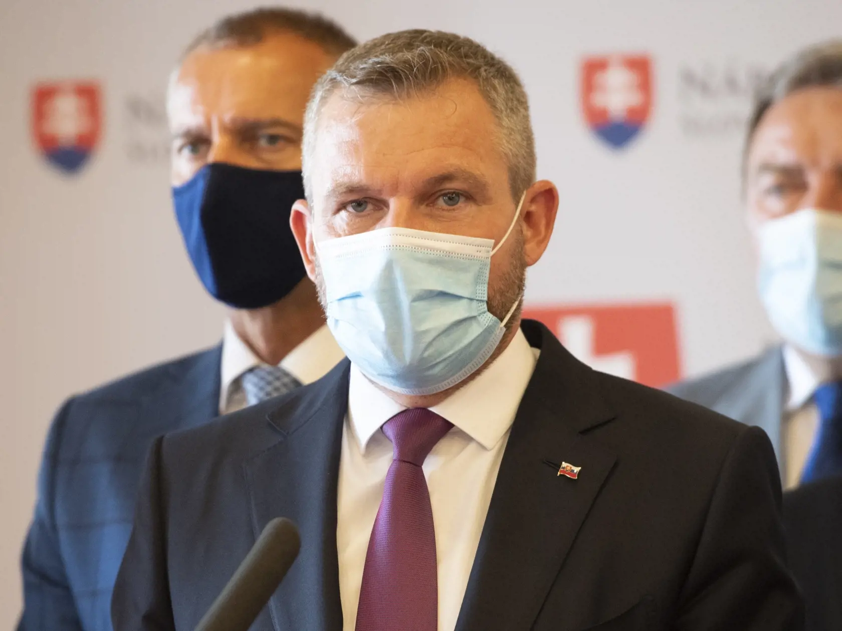 Na snímke uprostred predseda strany Hlas - SD Peter Pellegrini prichádza na tlačovú konferenciu 23. júla 2021 v Bratislave. FOTO TASR - Pavel Neubauer