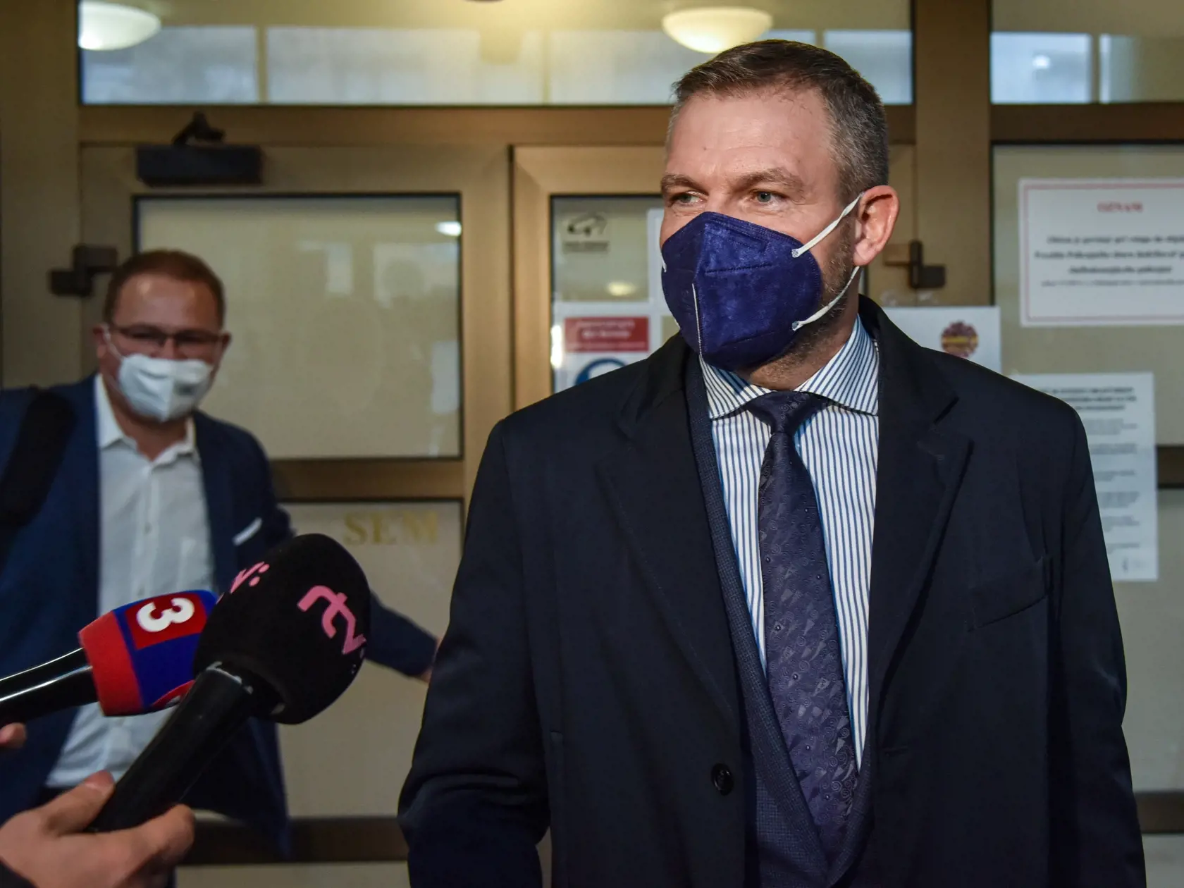 Na snímke nezaradený poslanec NR SR a predseda mimoparlamentnej strany HLAS - sociálna demokracia Peter Pellegrini odchádza z bratislavského sídla Národnej kriminálnej agentúry (NAKA) 12. novembra 2021 v Bratislave. FOTO TASR - Pavol Zachar