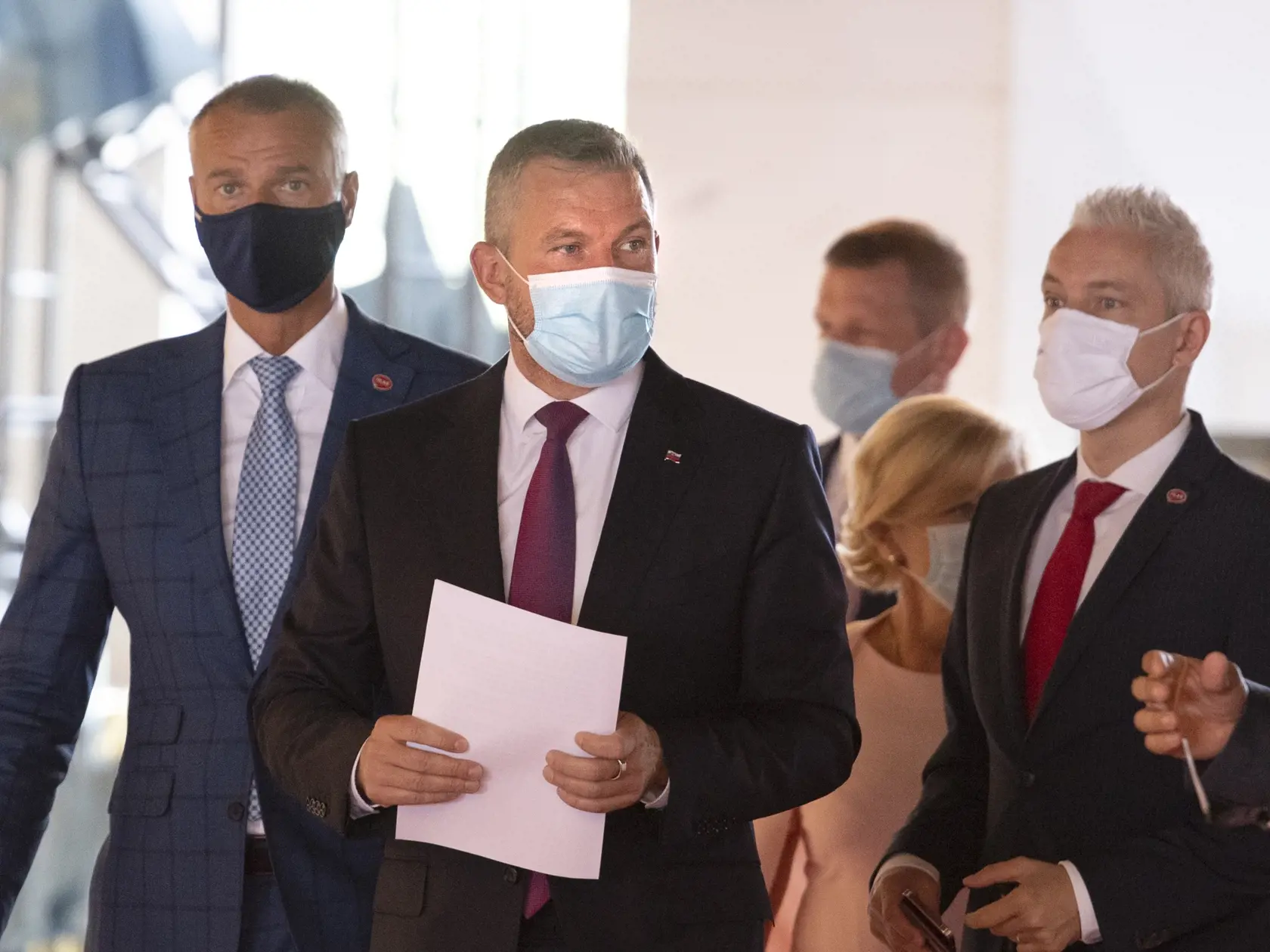 Na snímke uprostred predseda strany Hlas - SD Peter Pellegrini prichádza na tlačovú konferenciu 23. júla 2021 v Bratislave. FOTO TASR - Pavel Neubauer