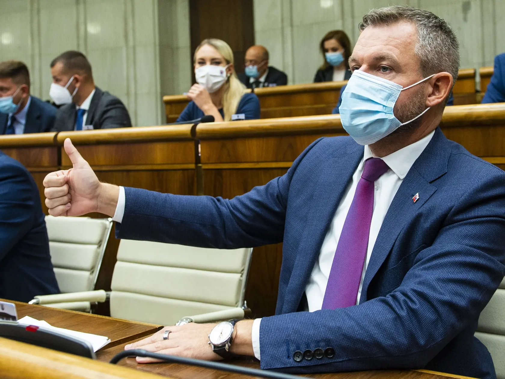 Na snímke nezaradený poslanec NR SR Peter Pellegrini gestikuluje počas hlasovania o vyslovení nedôvery šéfovi rezortu vnútra Romanovi Mikulcovi (OĽaNO) na zasadnutí 40. schôdze Národnej rady SR v Bratislave v piatok 24. septembra 2021. FOTO TASR - Jakub Kotian