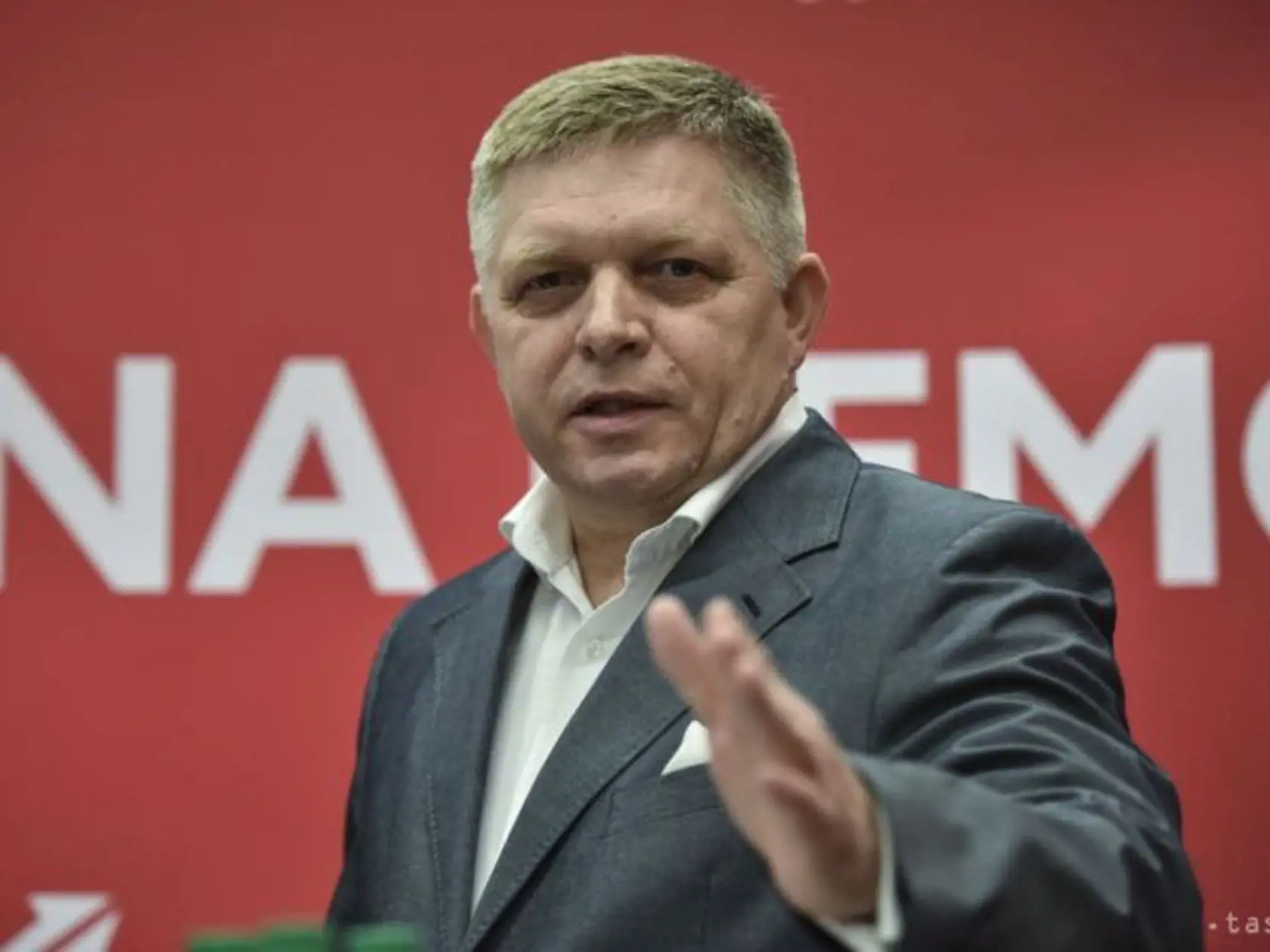„Petrovi Pellegrinimu trošku dlhšie trvalo, kým pochopil, že byť na pozícii toho, kto spochybňuje rúška a ochranné opatrenia, sa jednoznačne zaraďuje medzi extrémistické politické strany, ktoré cynicky hazardujú so životmi svojich voličov, aby získali politické preferencie,“ myslí si politológ Tomáš Koziak. Pellegrini si to podľa jeho slov uvedomil, a tak nestojí na tej pozícii, kde zostal napríklad Smer-SD.