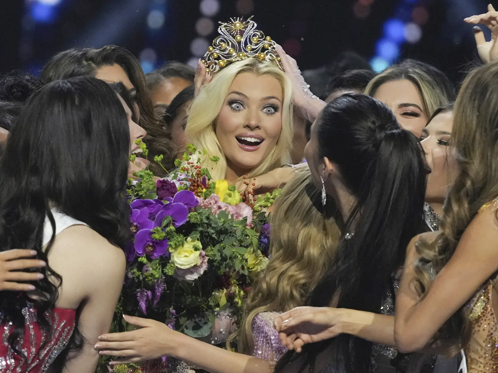 WA 75 Mexiko - Miss Dánska Victoria Kjær Theilvigová (uprostred), ktorej gratulujú súťažiace po víťazstve na 73. ročníku súťaže krásy Miss Universe v mexickej metropole v sobotu 16. novembra 2024. Titul v tejto súťaži krásy získala táto aktivistka ako prvá súťažiaca z Dánska.   Tanečníčka, podnikateľka a bojovníčka za práva zvierat uspela v konkurencii viac ako 120 súťažiacich. Mexiko usporiadalo celosvetovú súťaž Miss Universe už po piaty raz. FOTO TASR/AP

    
Miss Denmark Victoria KjĂ¦r Theilvig, center, is congratulated by fellow competitors after winning the 73rd Miss Universe Beauty Pageant in Mexico City, Saturday, Nov. 16, 2024. (AP Photo/Fernando Llano)
