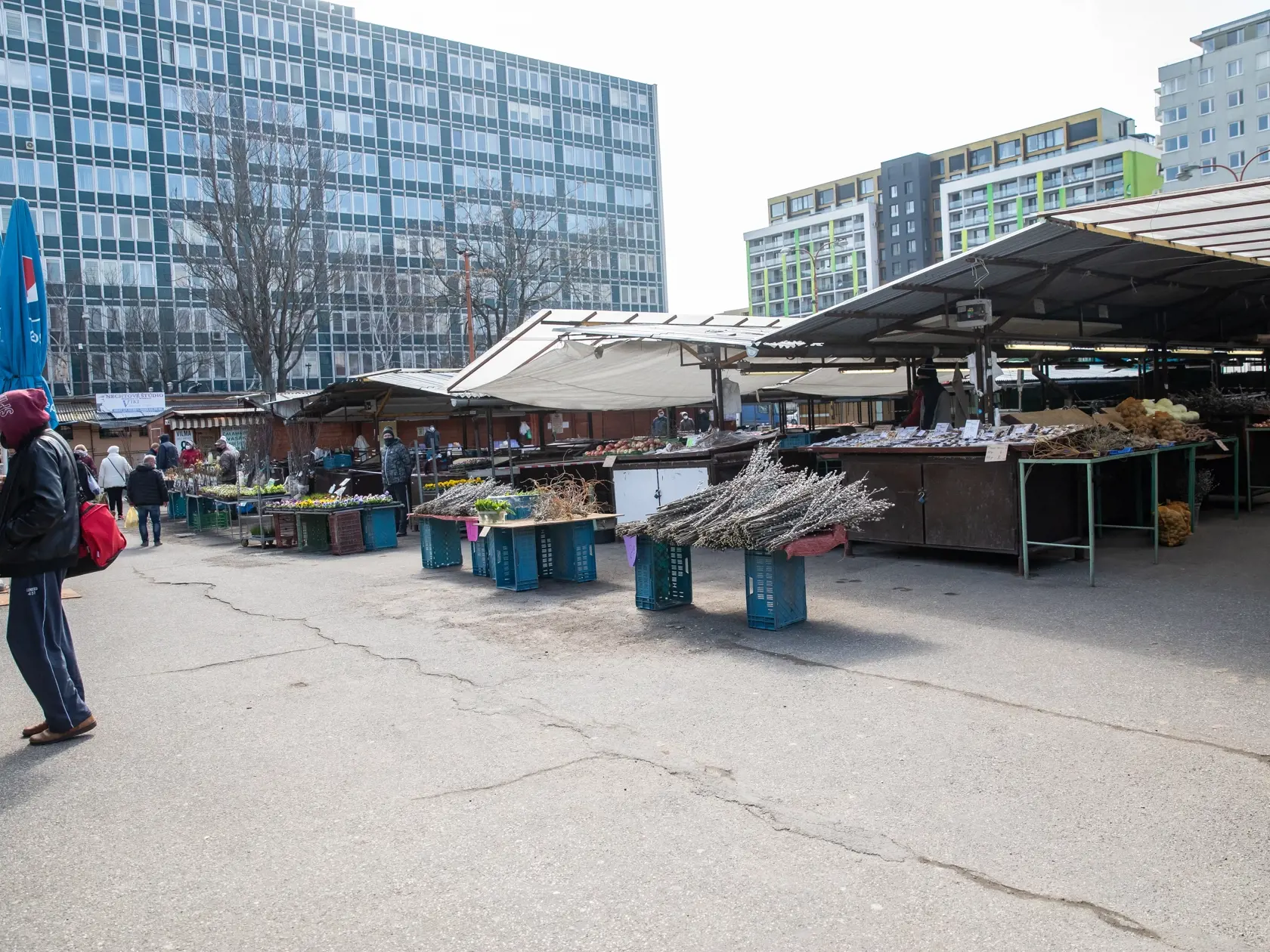 Ttrhovisko Miletičova čiastočne funguje, hoci menej stolov.
